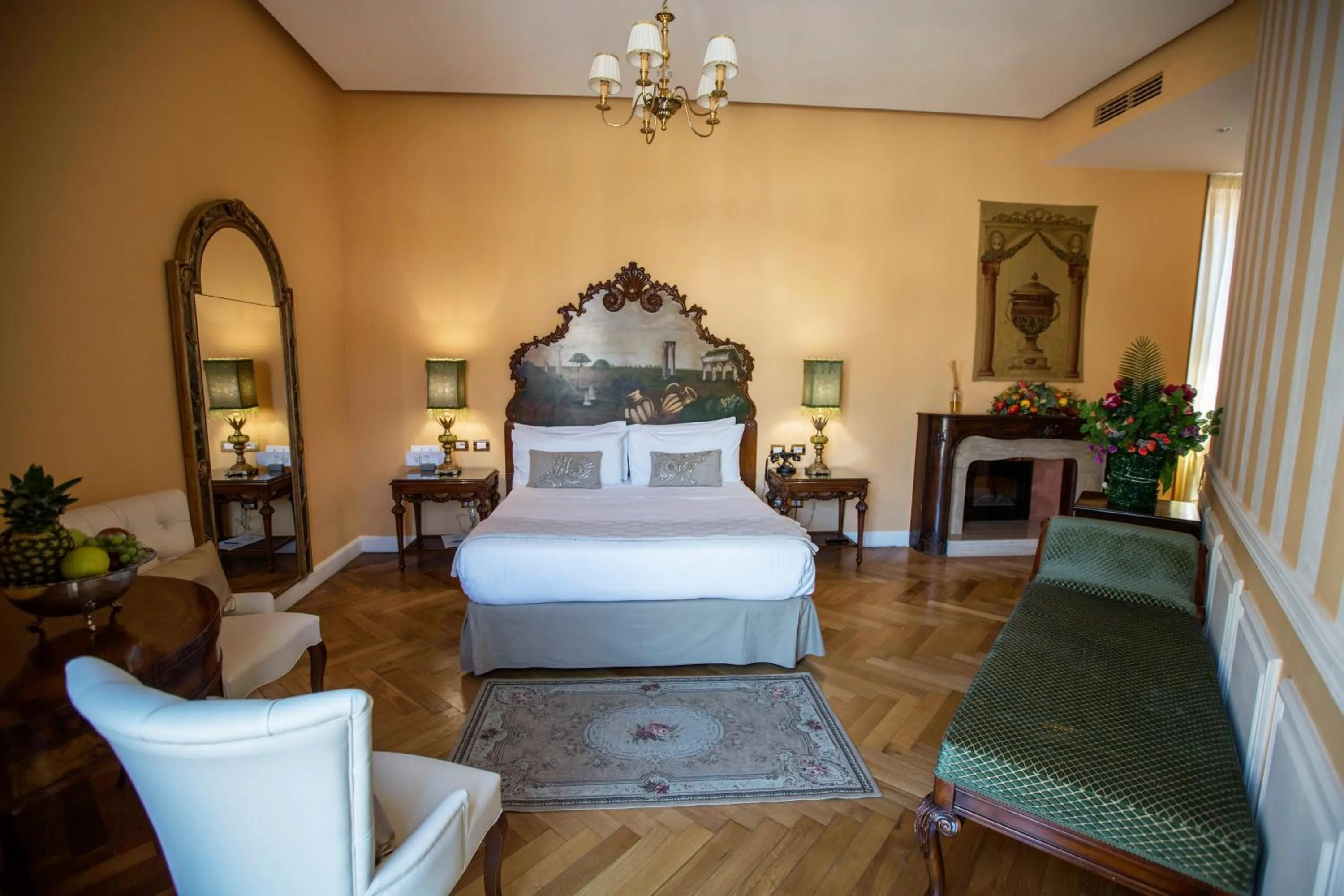 Photo of the whole room, Bed in Royal Suite Trinità Dei Monti