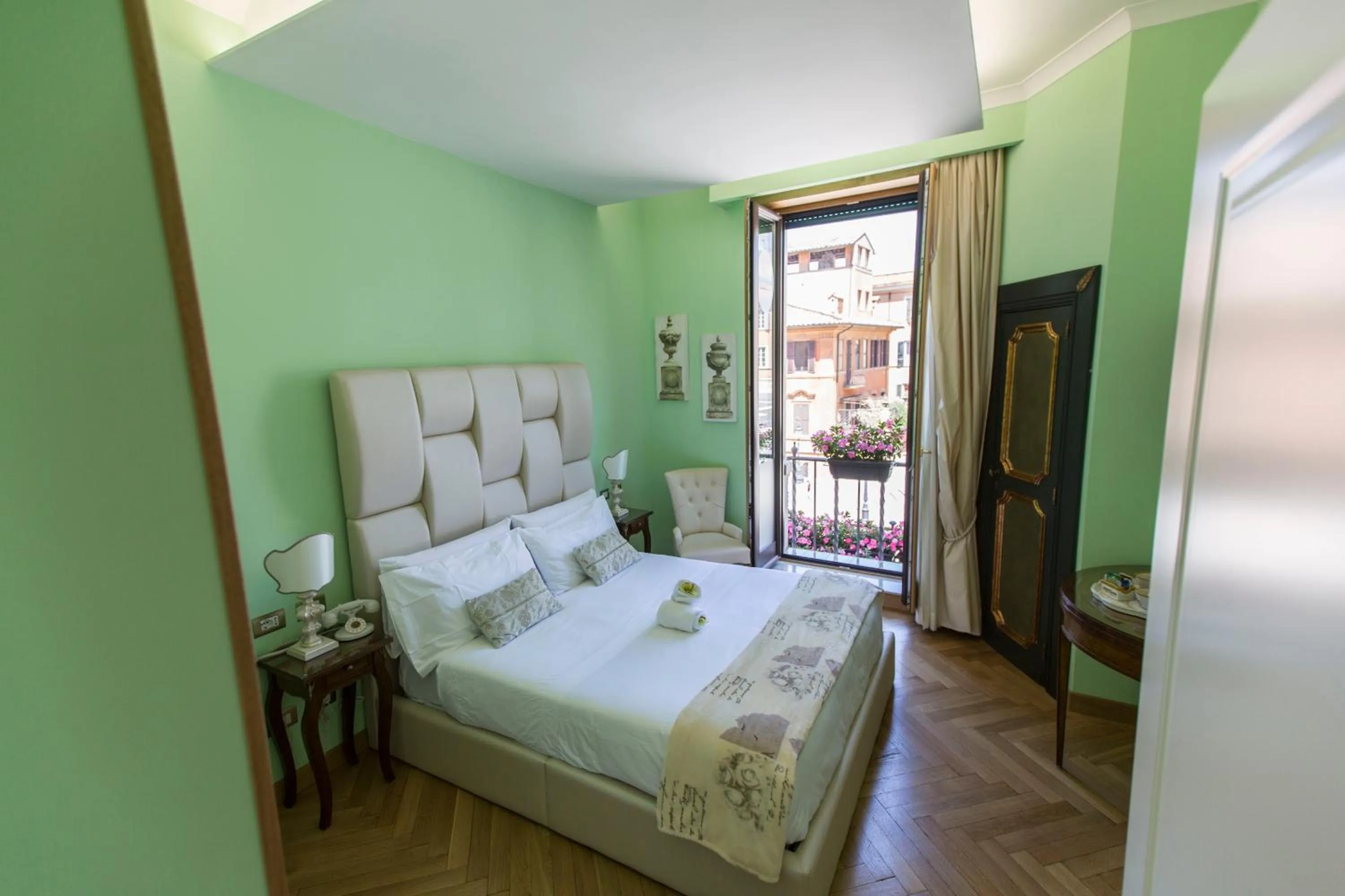 Photo of the whole room, Bed in Royal Suite Trinità Dei Monti