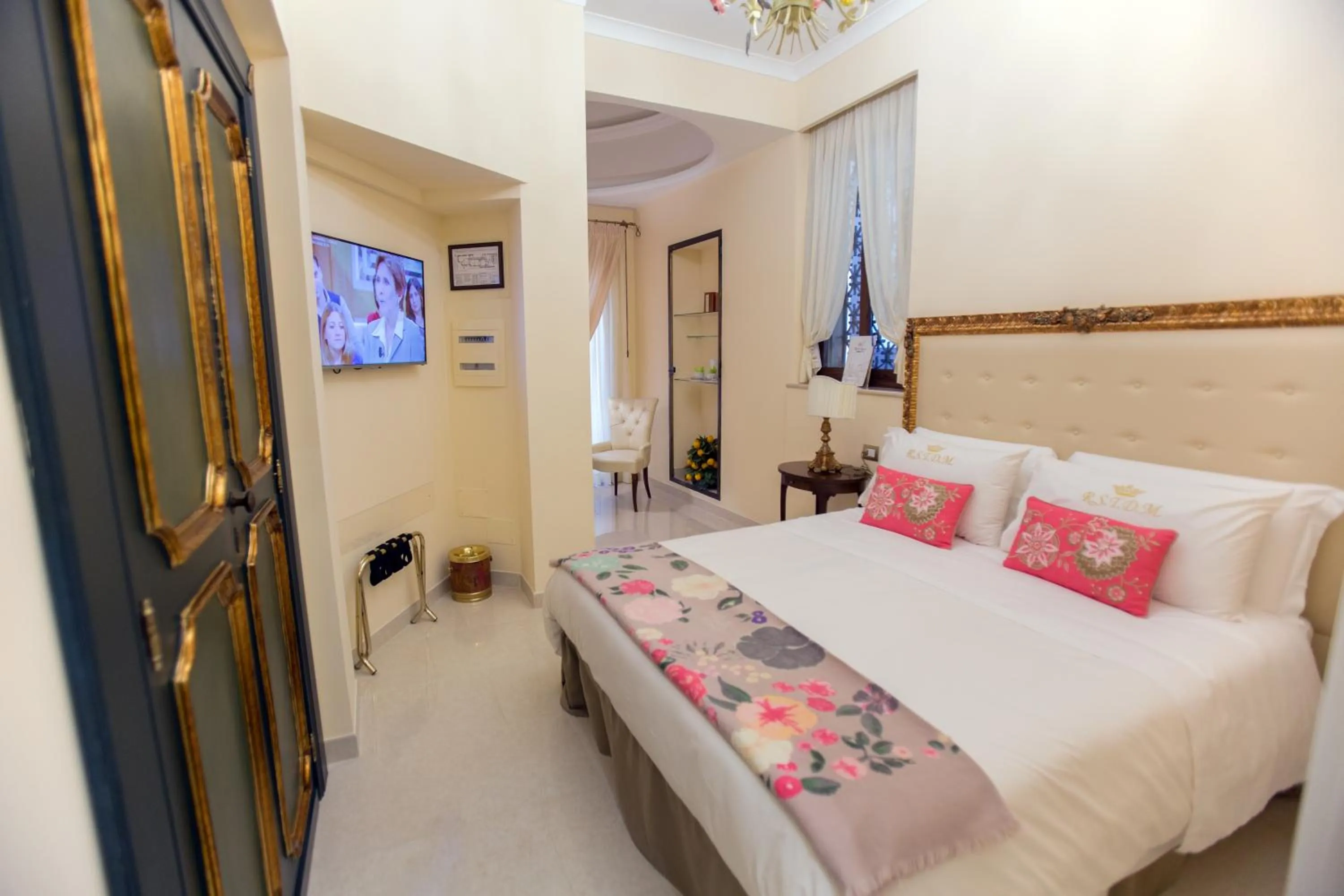 Photo of the whole room, Bed in Royal Suite Trinità Dei Monti