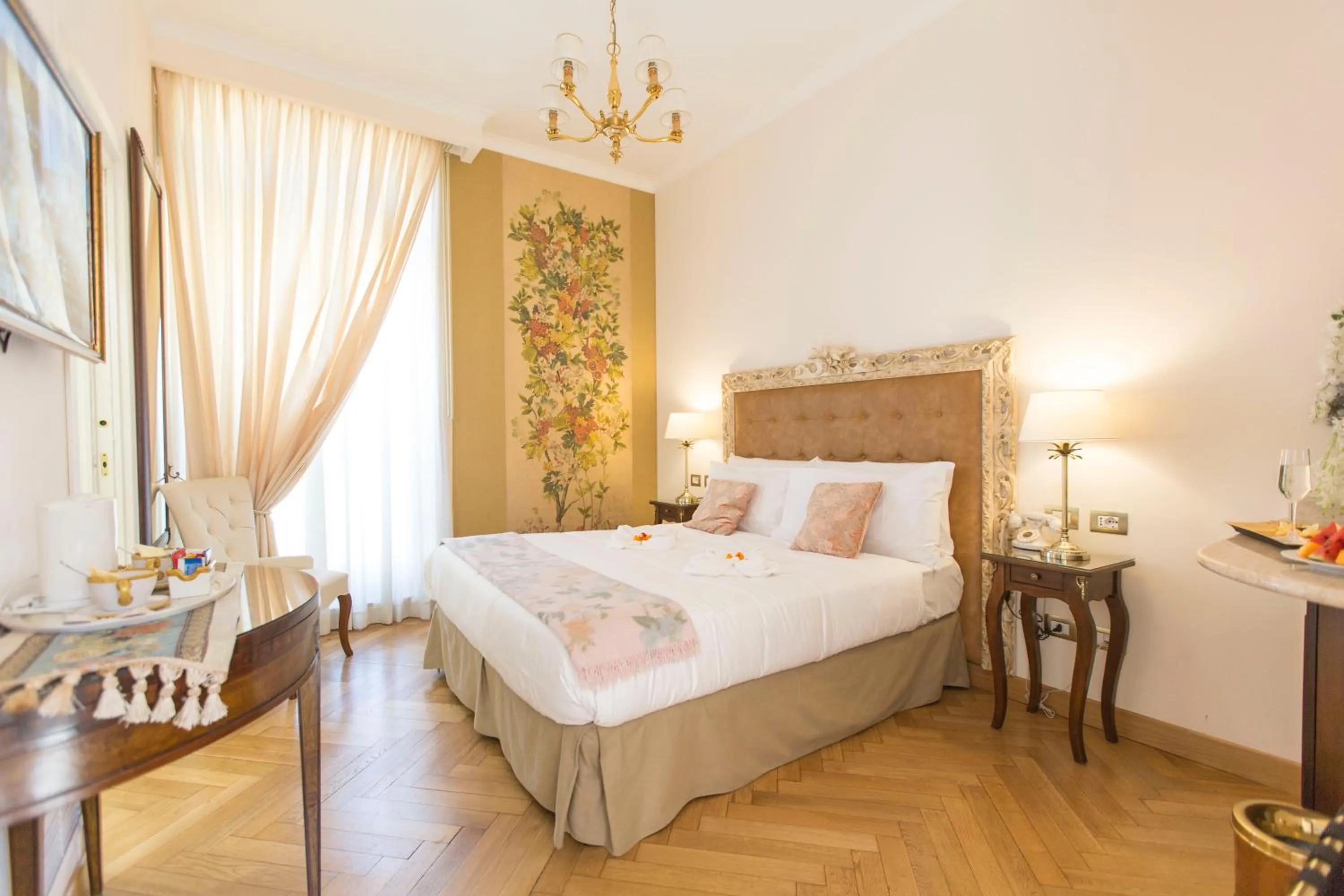 Photo of the whole room, Bed in Royal Suite Trinità Dei Monti