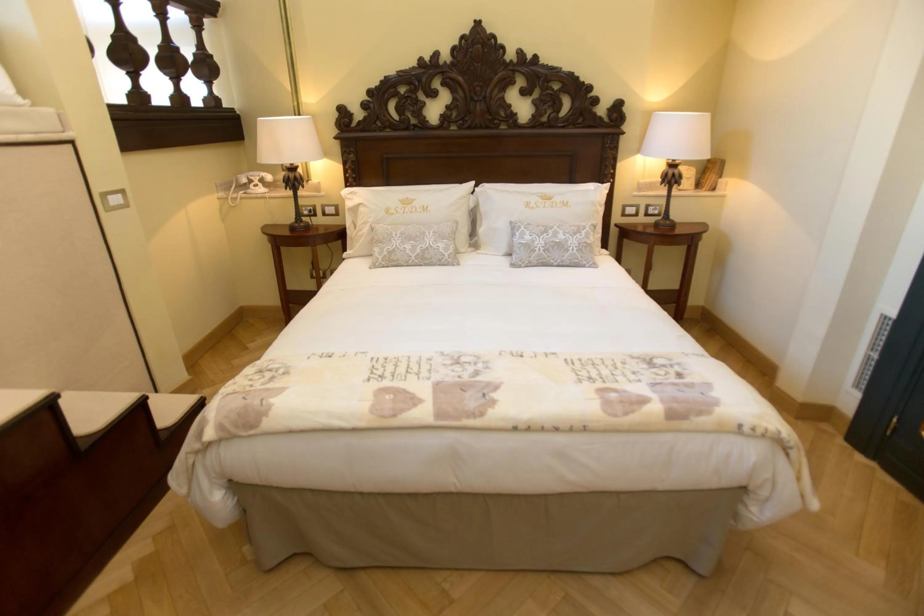 Bed in Royal Suite Trinità Dei Monti