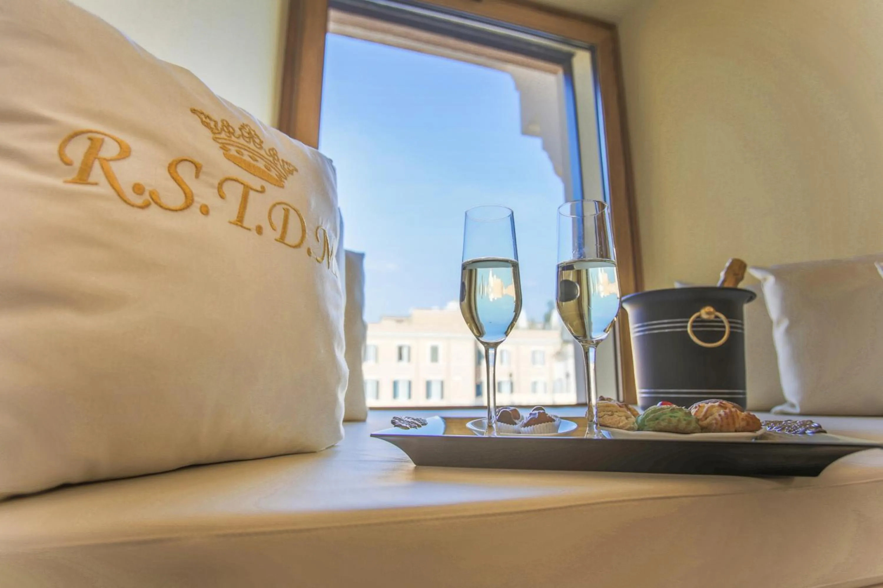 Alcoholic drinks, Bed in Royal Suite Trinità Dei Monti