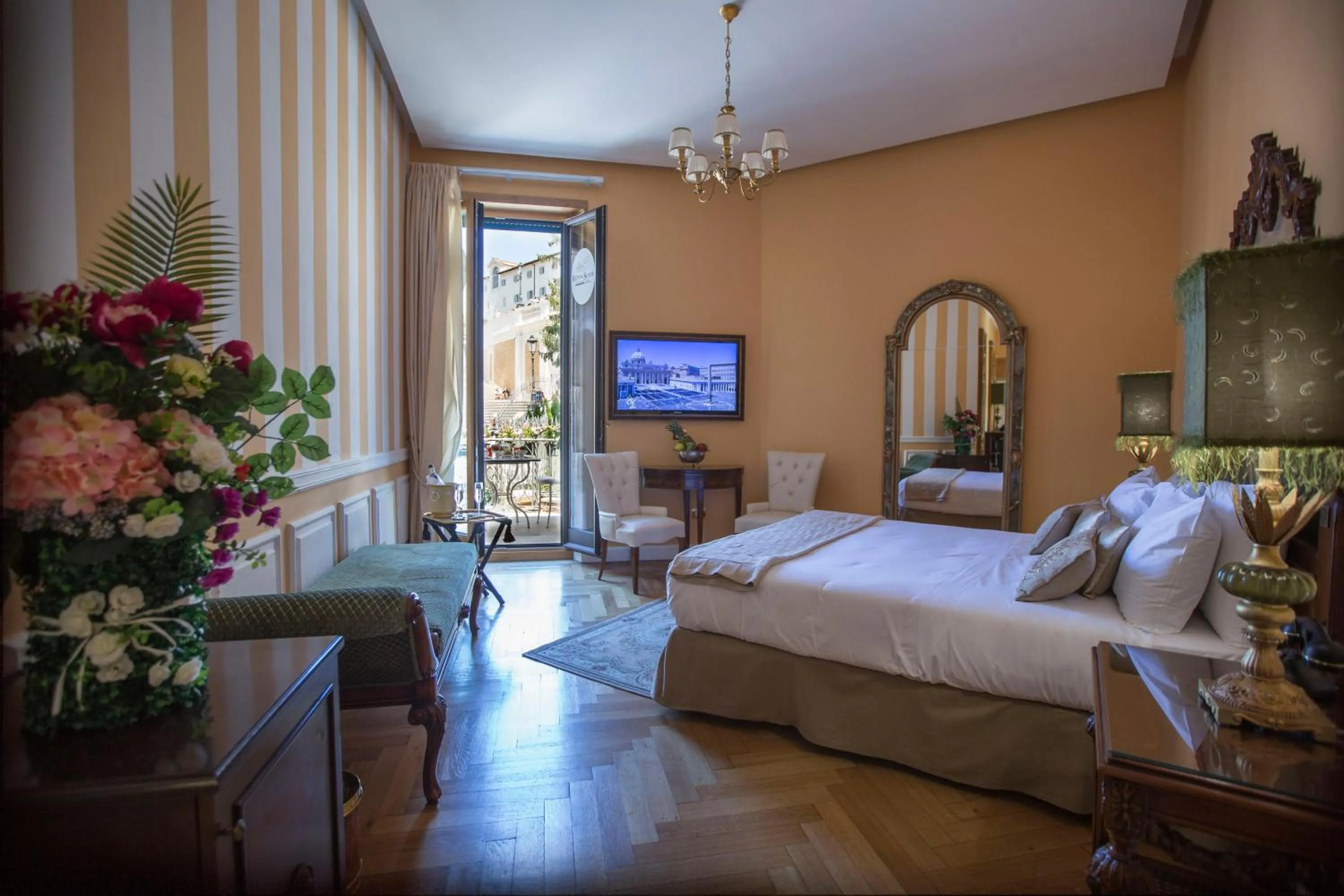 Photo of the whole room, Bed in Royal Suite Trinità Dei Monti