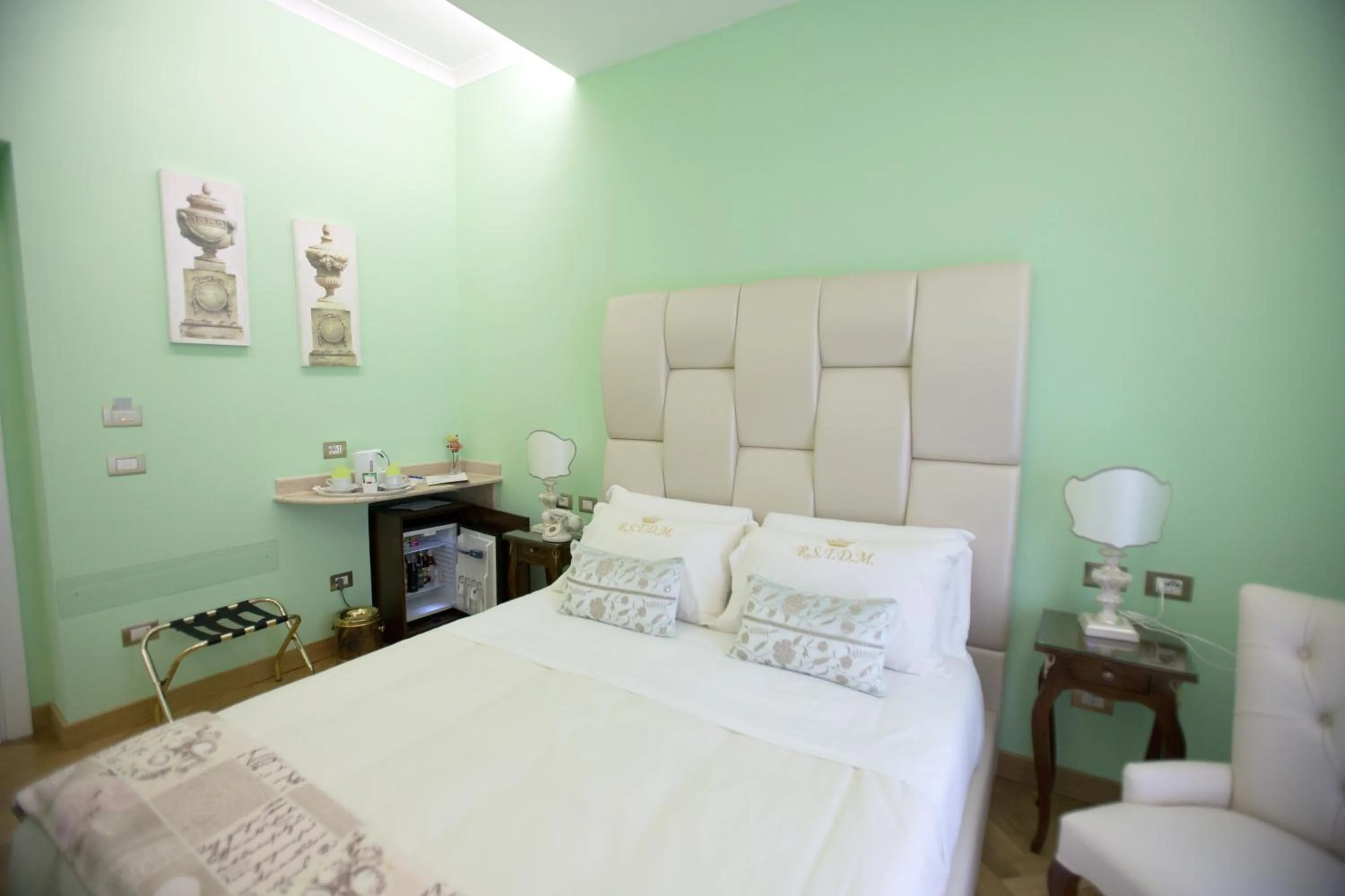 Photo of the whole room, Bed in Royal Suite Trinità Dei Monti