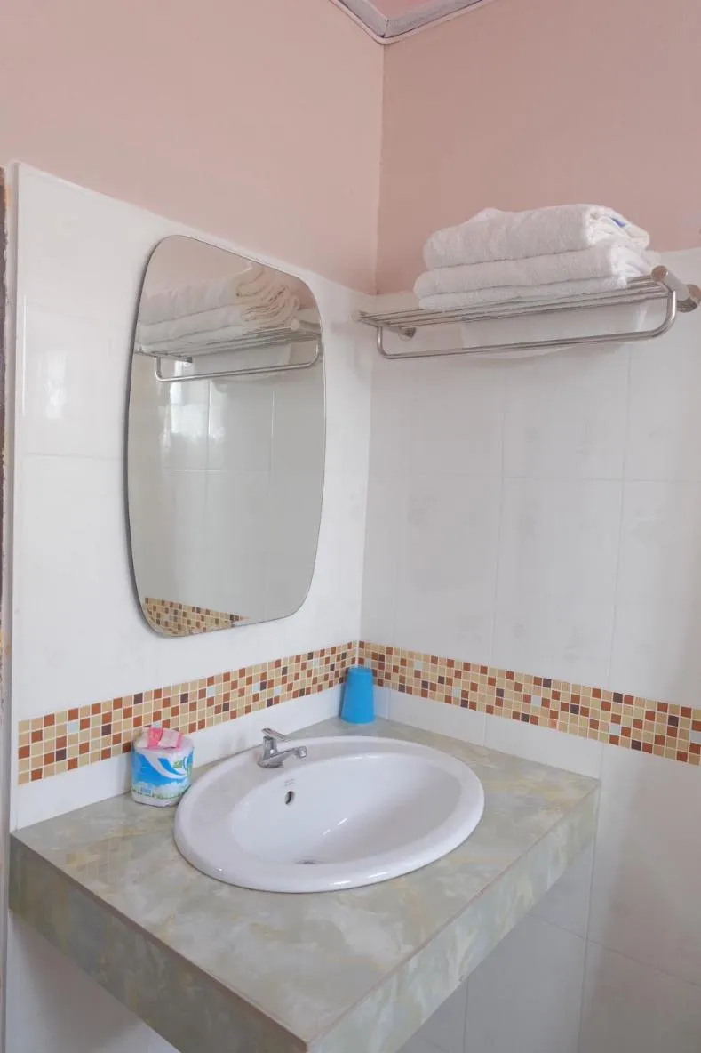 Bathroom in Thaveesinh Hotel