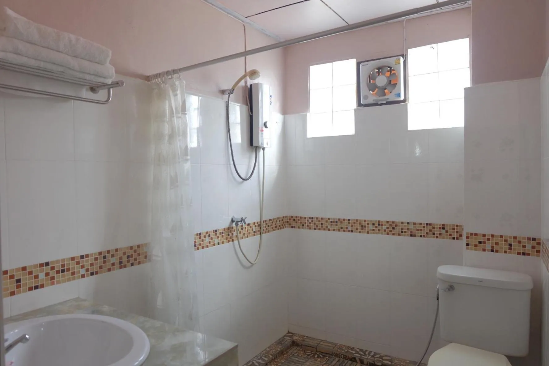 Shower in Thaveesinh Hotel