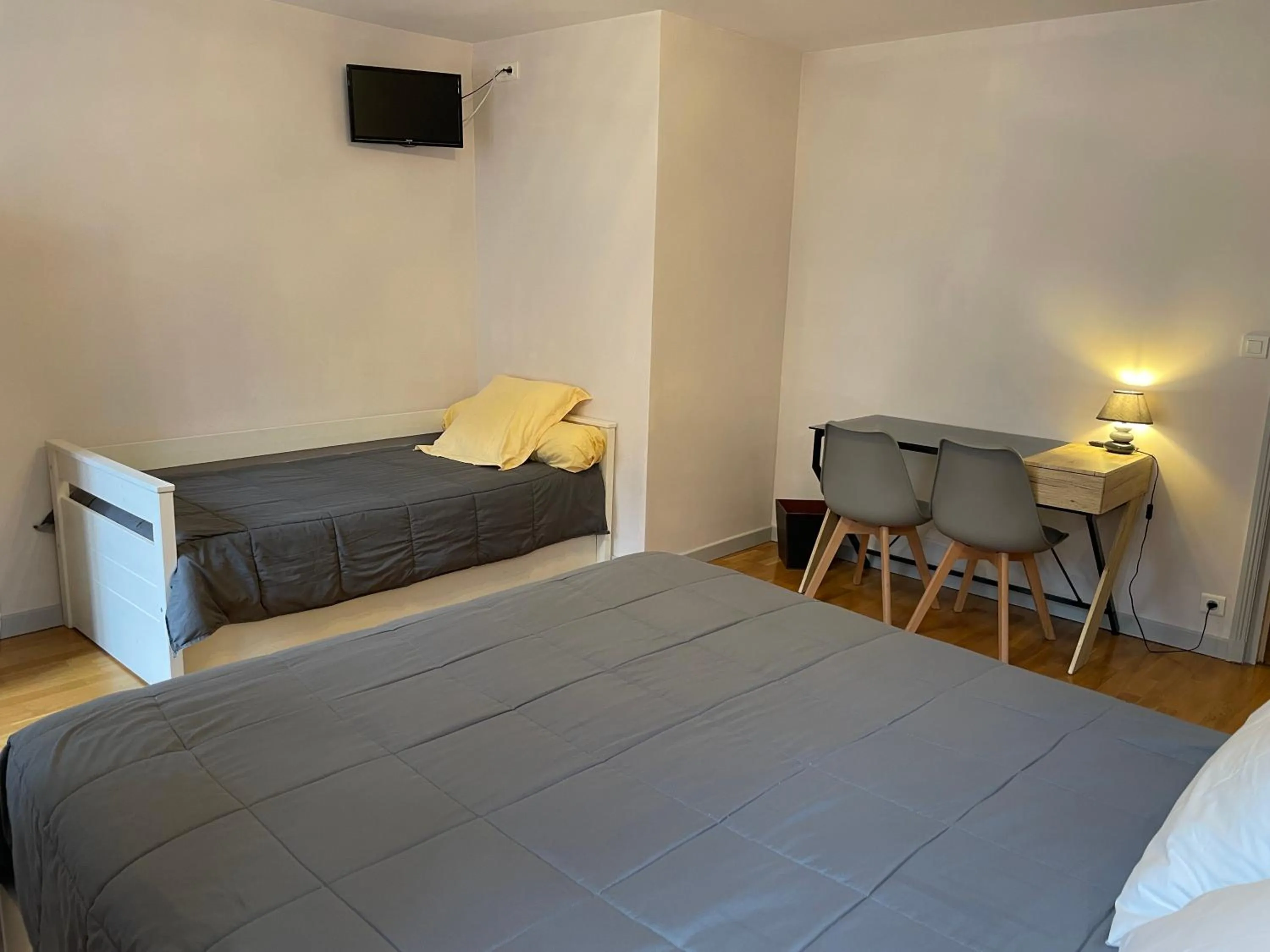 Shower, Bed in Auberge De Margot