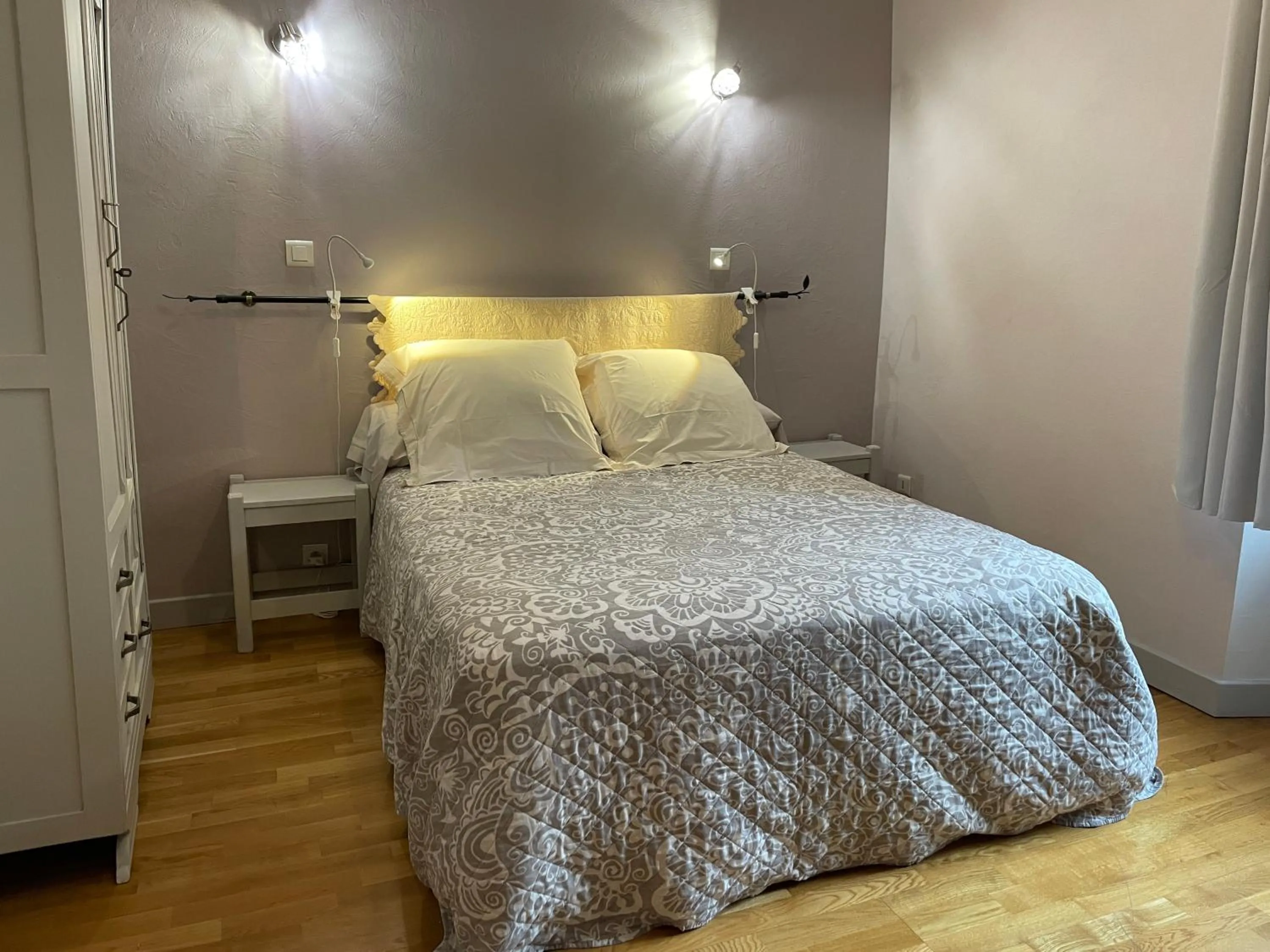 Shower, Bed in Auberge De Margot