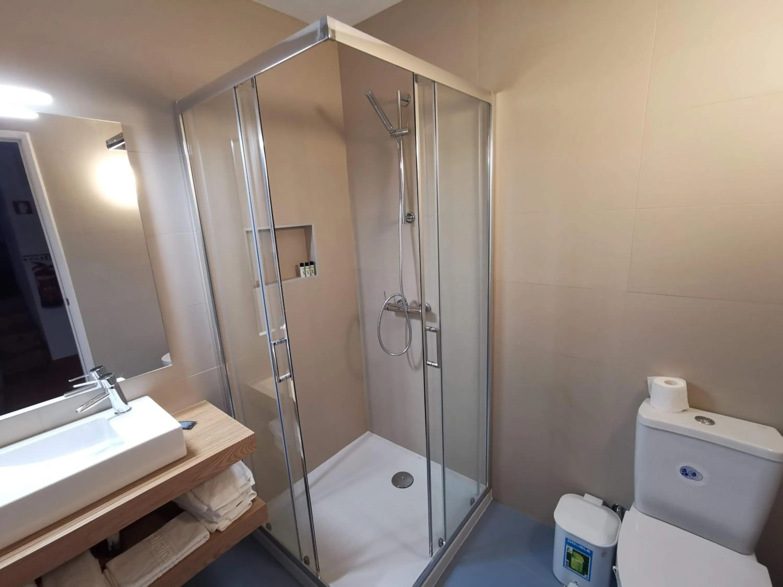 Shower in Apartamentos da Galé