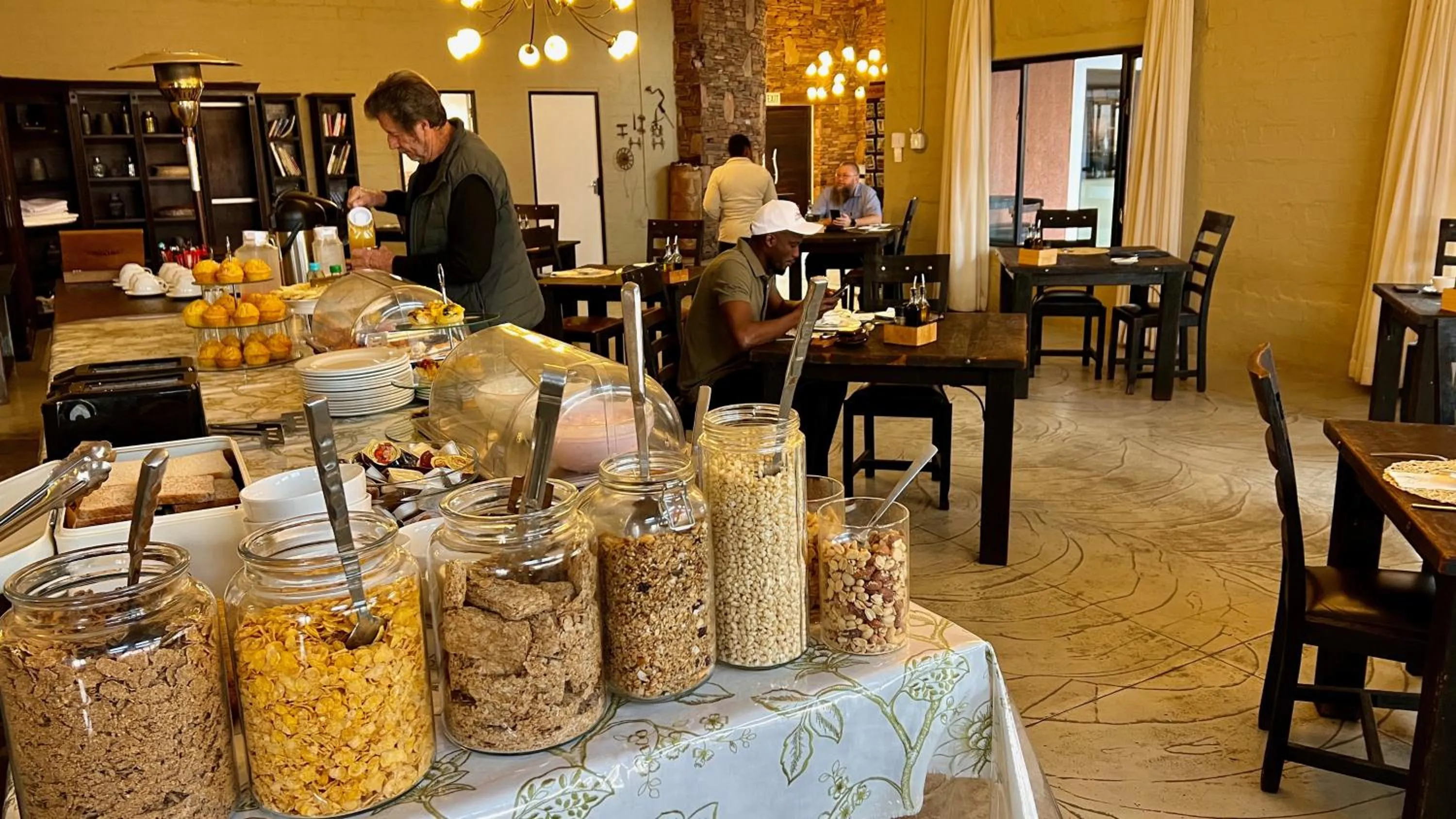 Breakfast in River Crossing Lodge