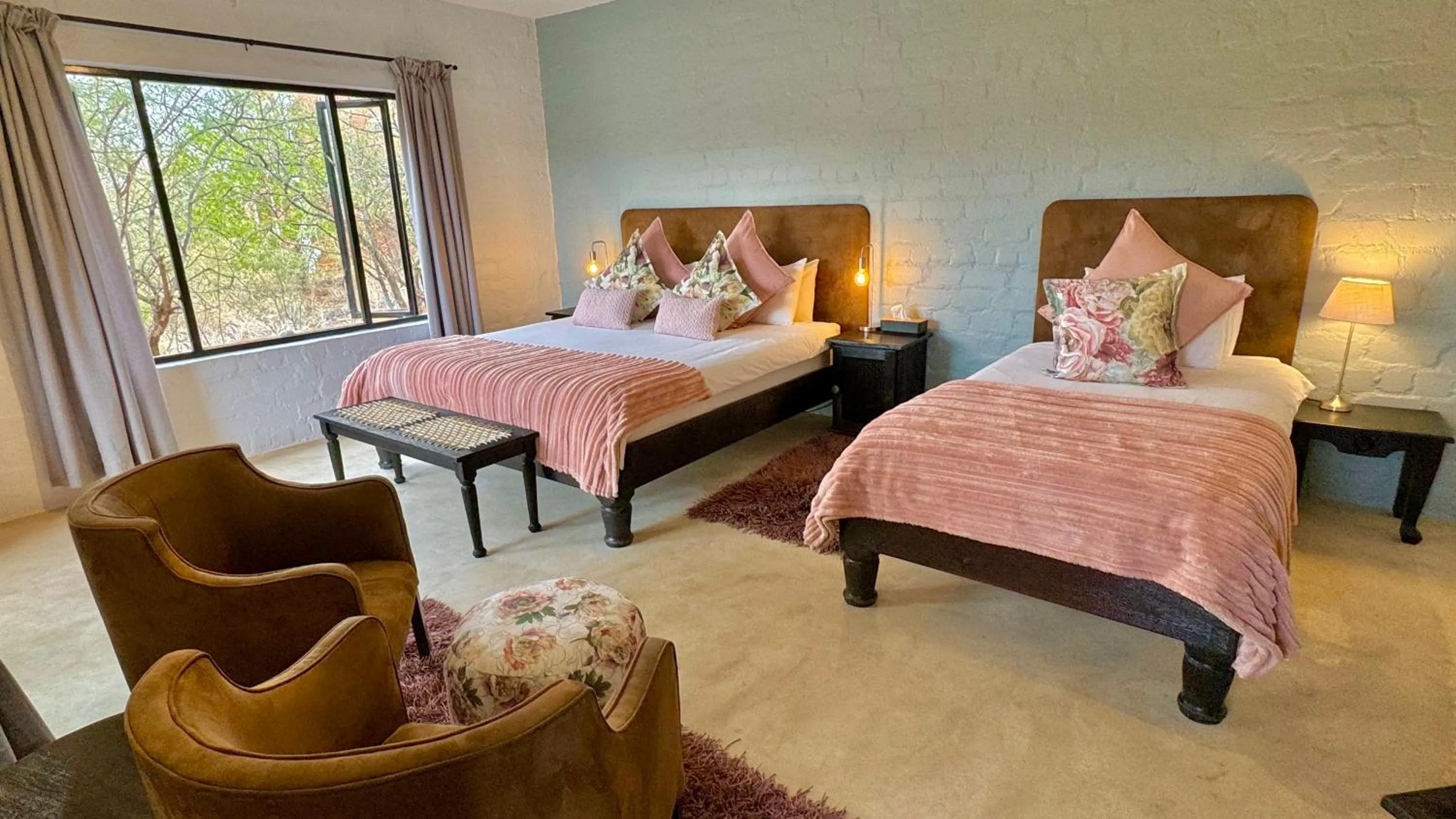 Property building, Bed in River Crossing Lodge