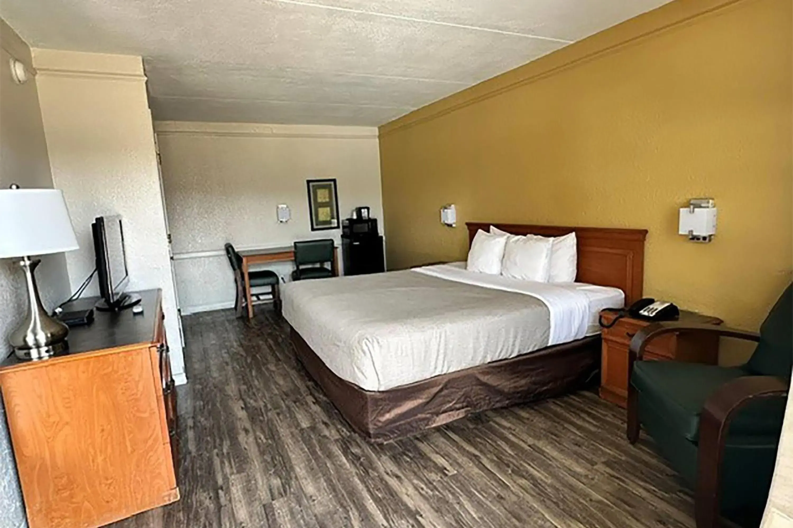King Room with Mobility Access and Bathtub with Grab Bars, Non-Smoking in Super 8 by Wyndham Nacogdoches Near University King Room with Mobility Access and Bathtub with Grab Bars, Non-Smoking in Super 8 by Wyndham Nacogdoches Near University