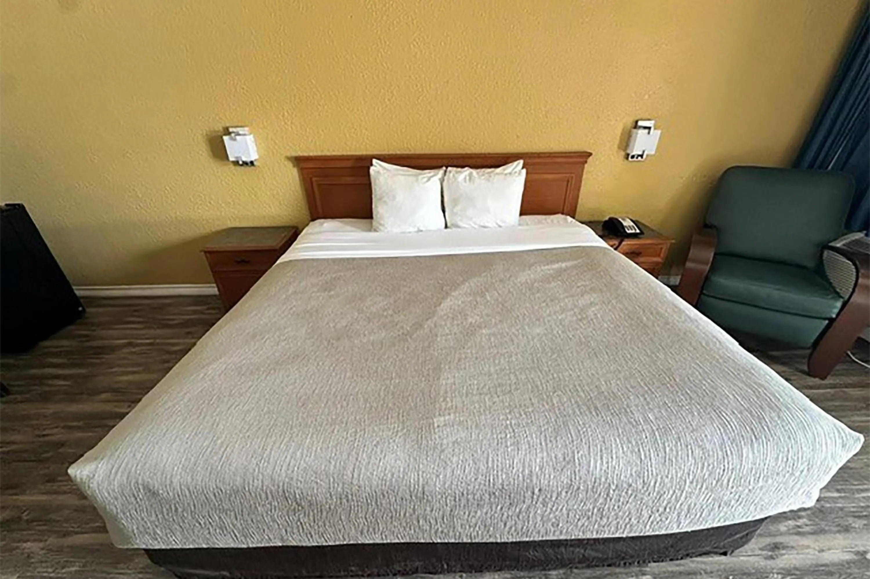 Photo of the whole room, Bed in Super 8 by Wyndham Nacogdoches Near University