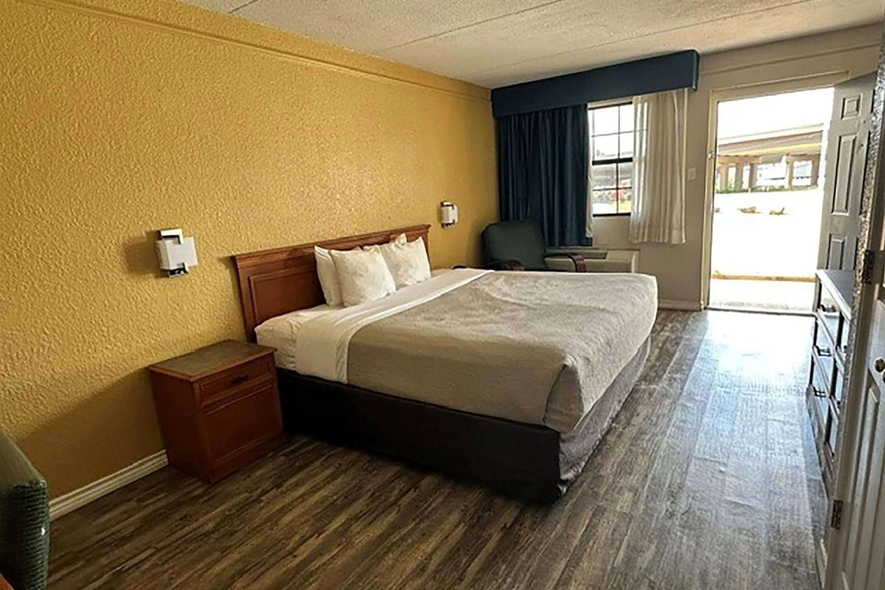 Photo of the whole room, Bed in Super 8 by Wyndham Nacogdoches Near University