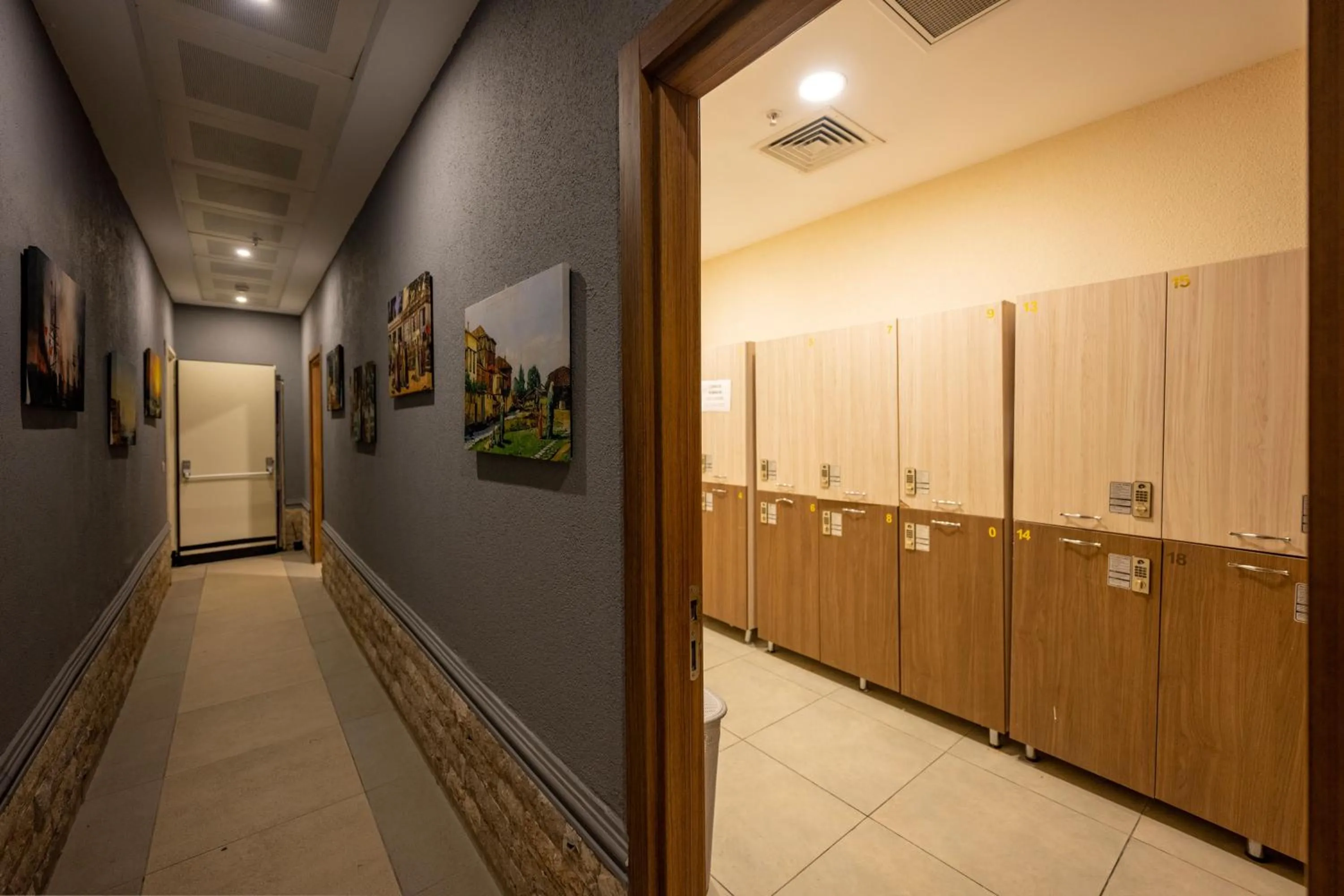 microwave in Interstellar Hotel