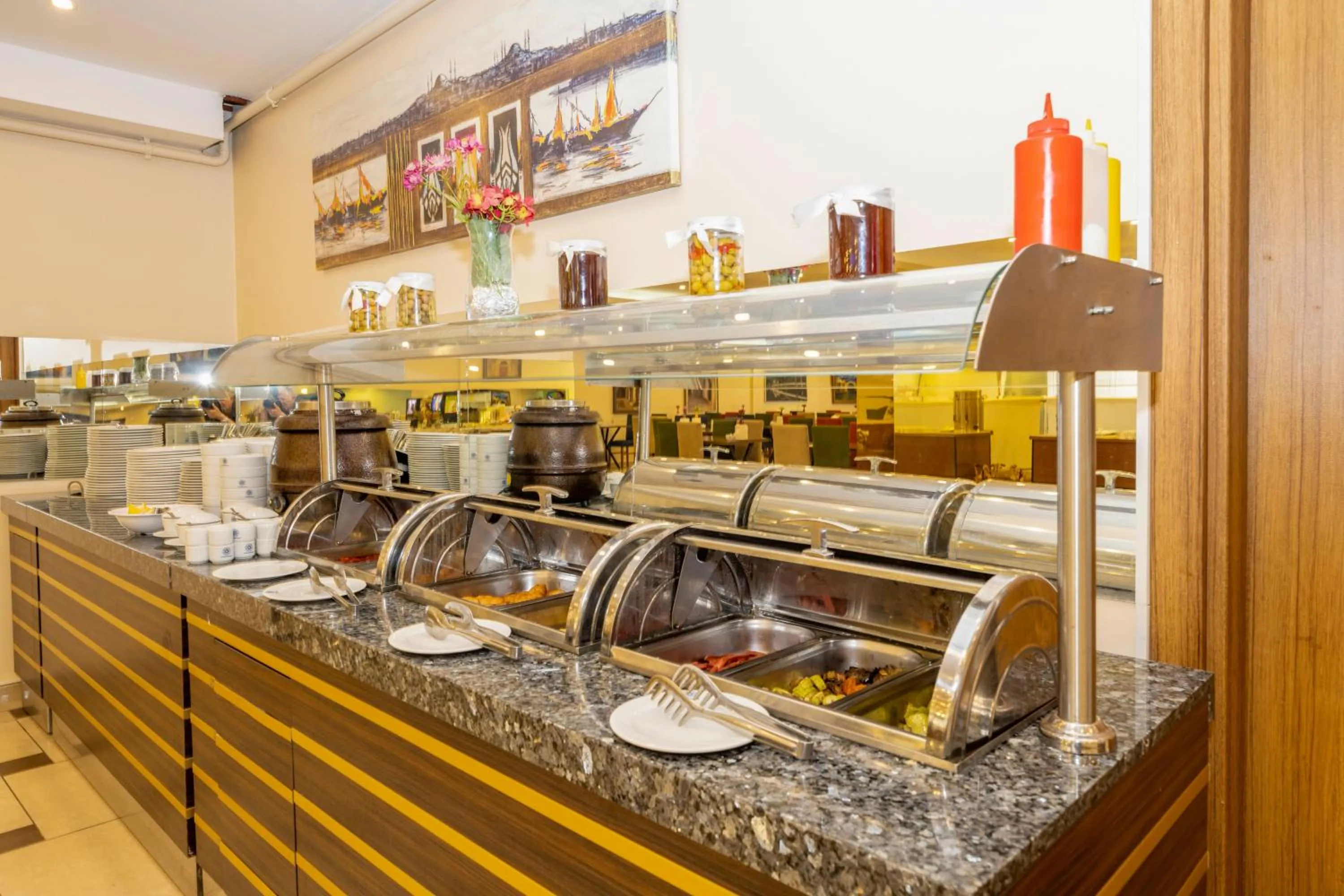 Restaurant/Places to Eat in Interstellar Hotel