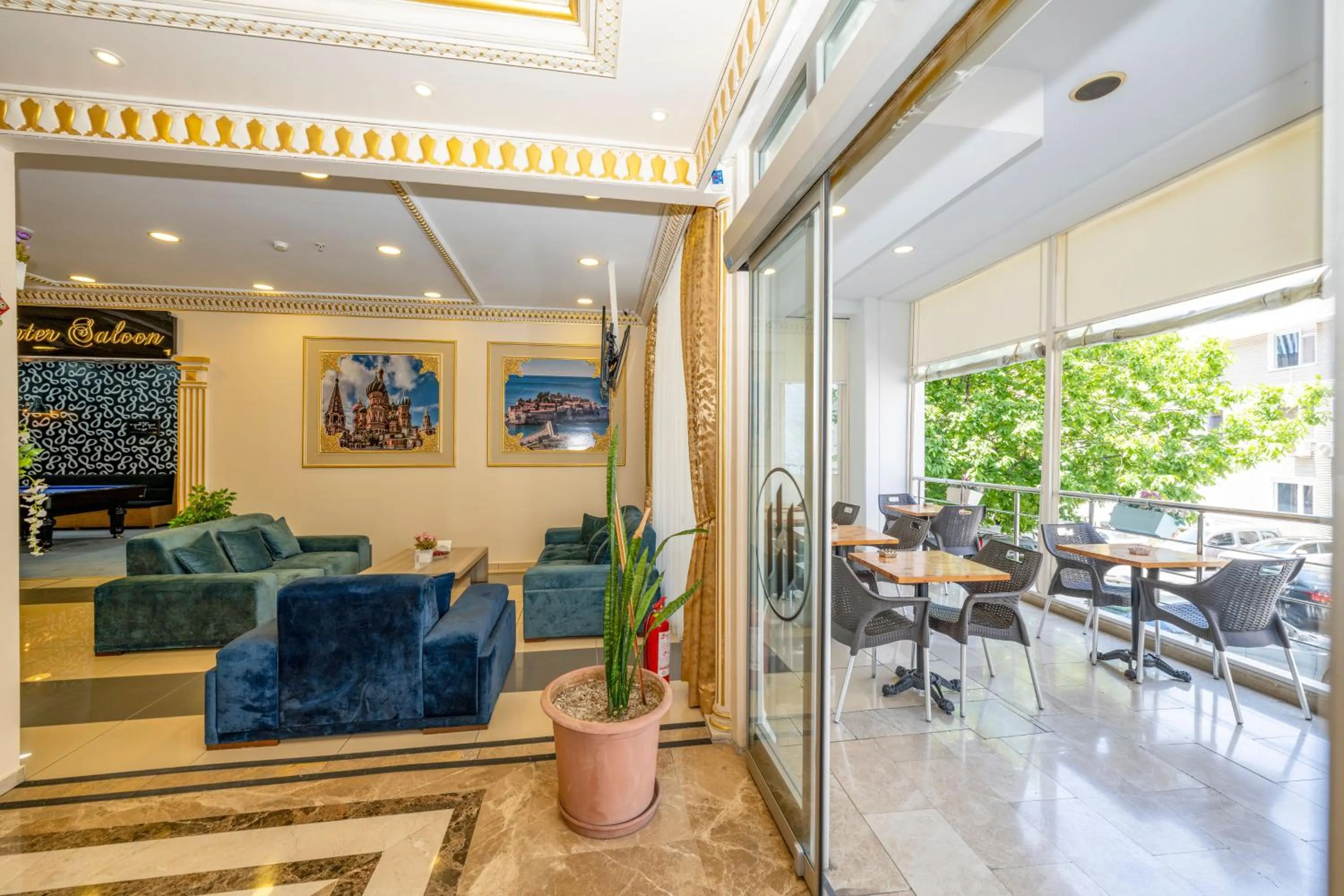 Seating area, Lounge/Bar in Interstellar Hotel