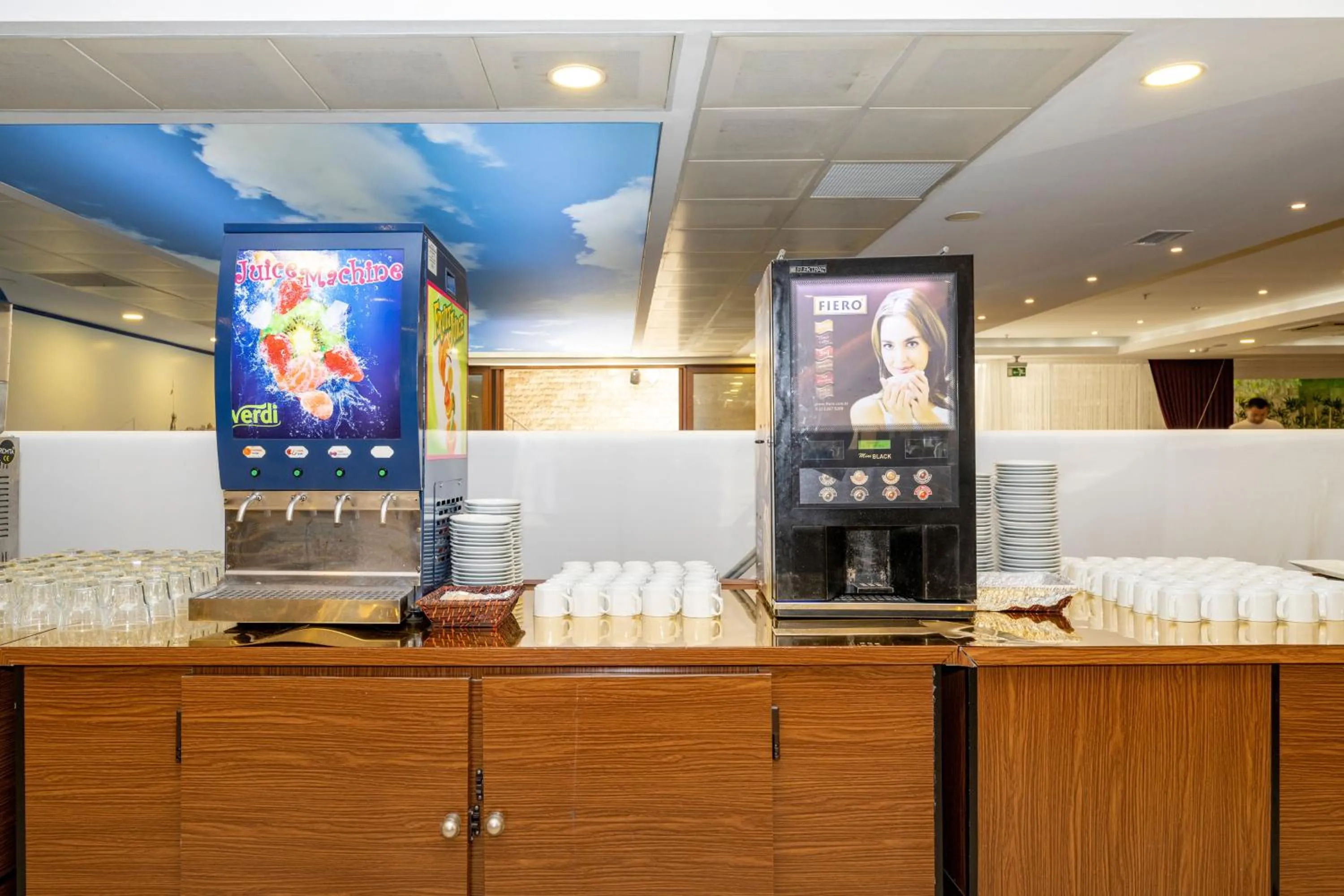 Coffee/tea facilities in Interstellar Hotel