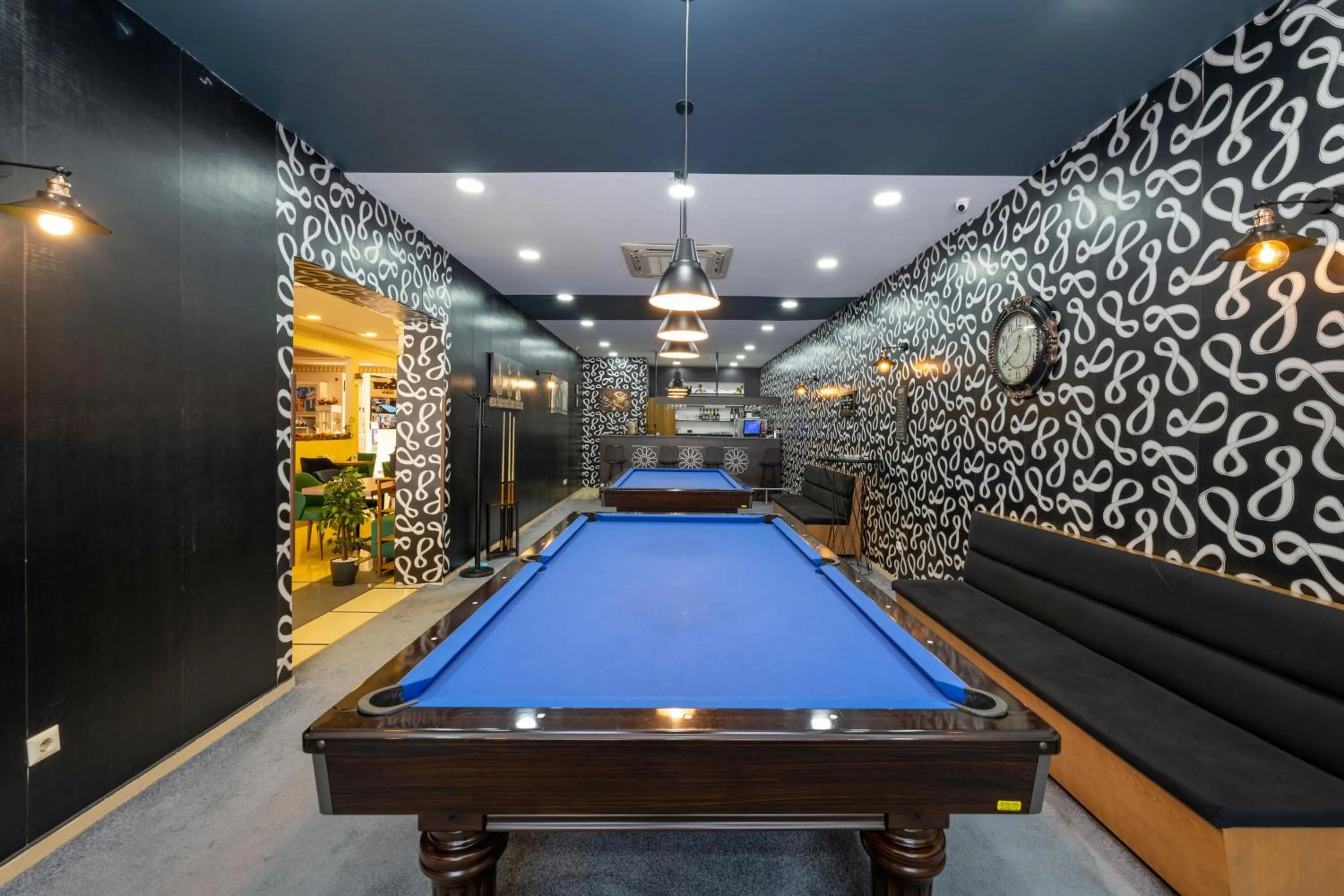 Billiard, Billiards in Interstellar Hotel