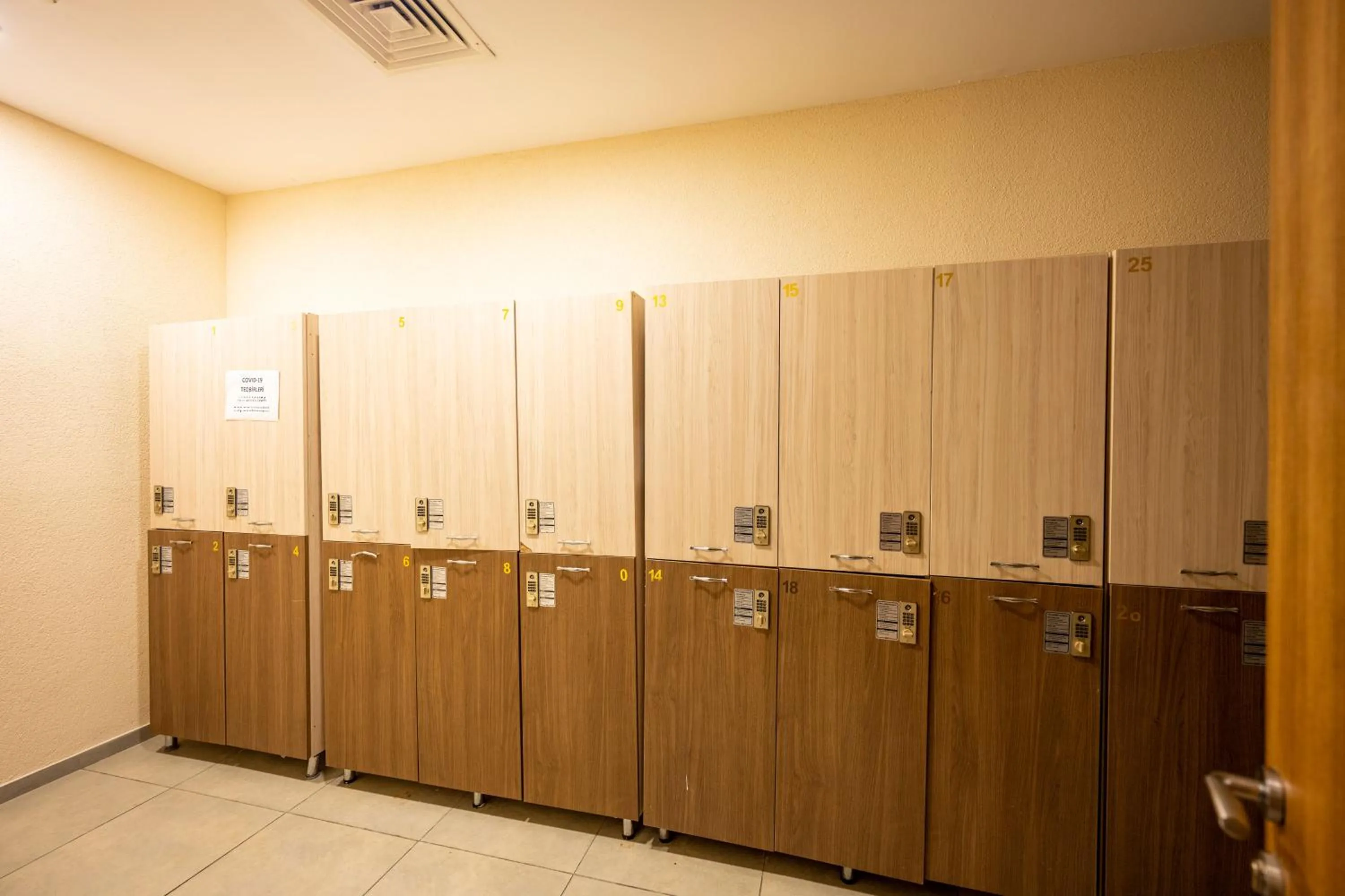 microwave in Interstellar Hotel