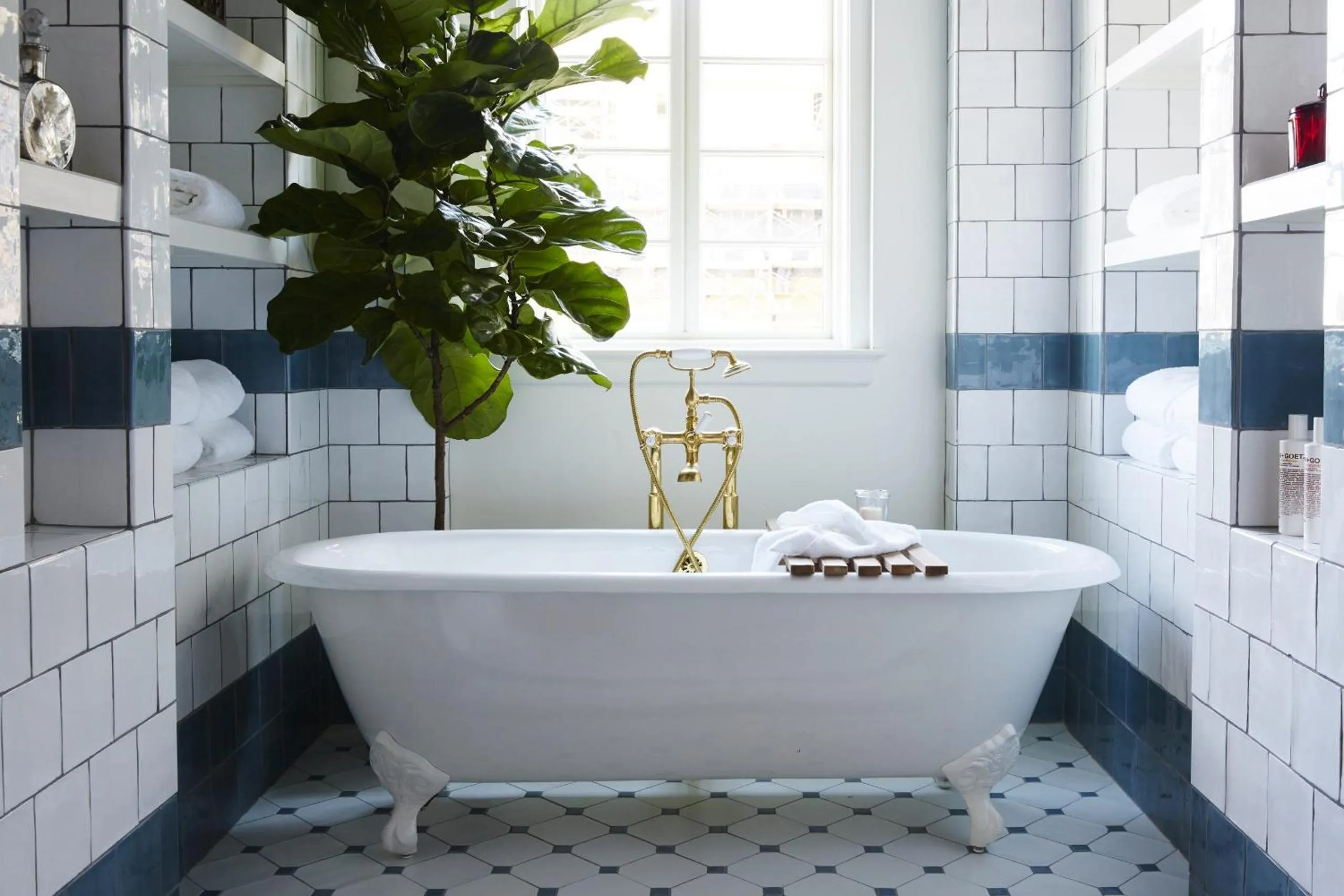 Bath in Hotel Emma at Pearl on the Riverwalk