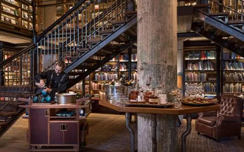 Evening entertainment in Hotel Emma at Pearl on the Riverwalk