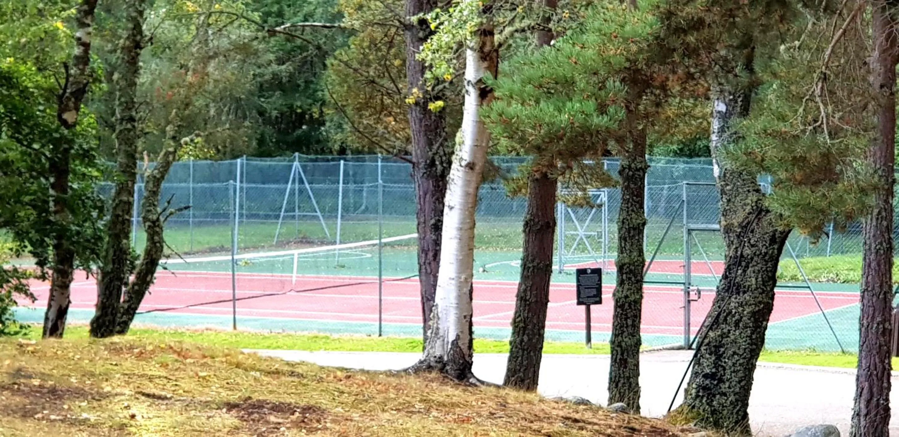 Tennis court in Macdonald Lochanhully Resort