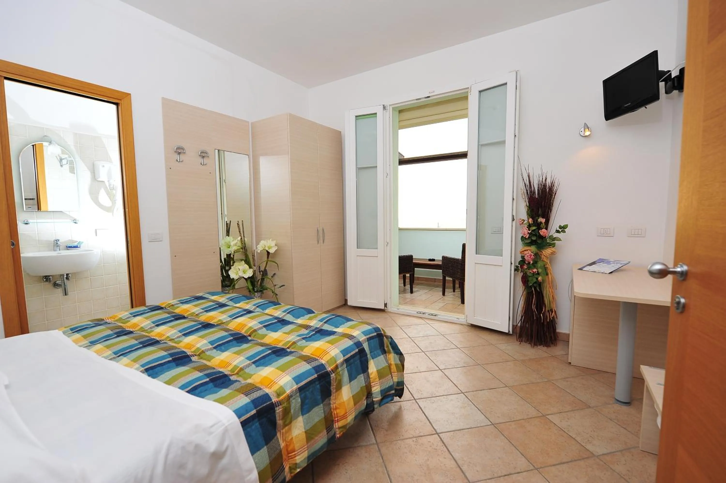 Balcony/Terrace, Bed in Hotel Aurora