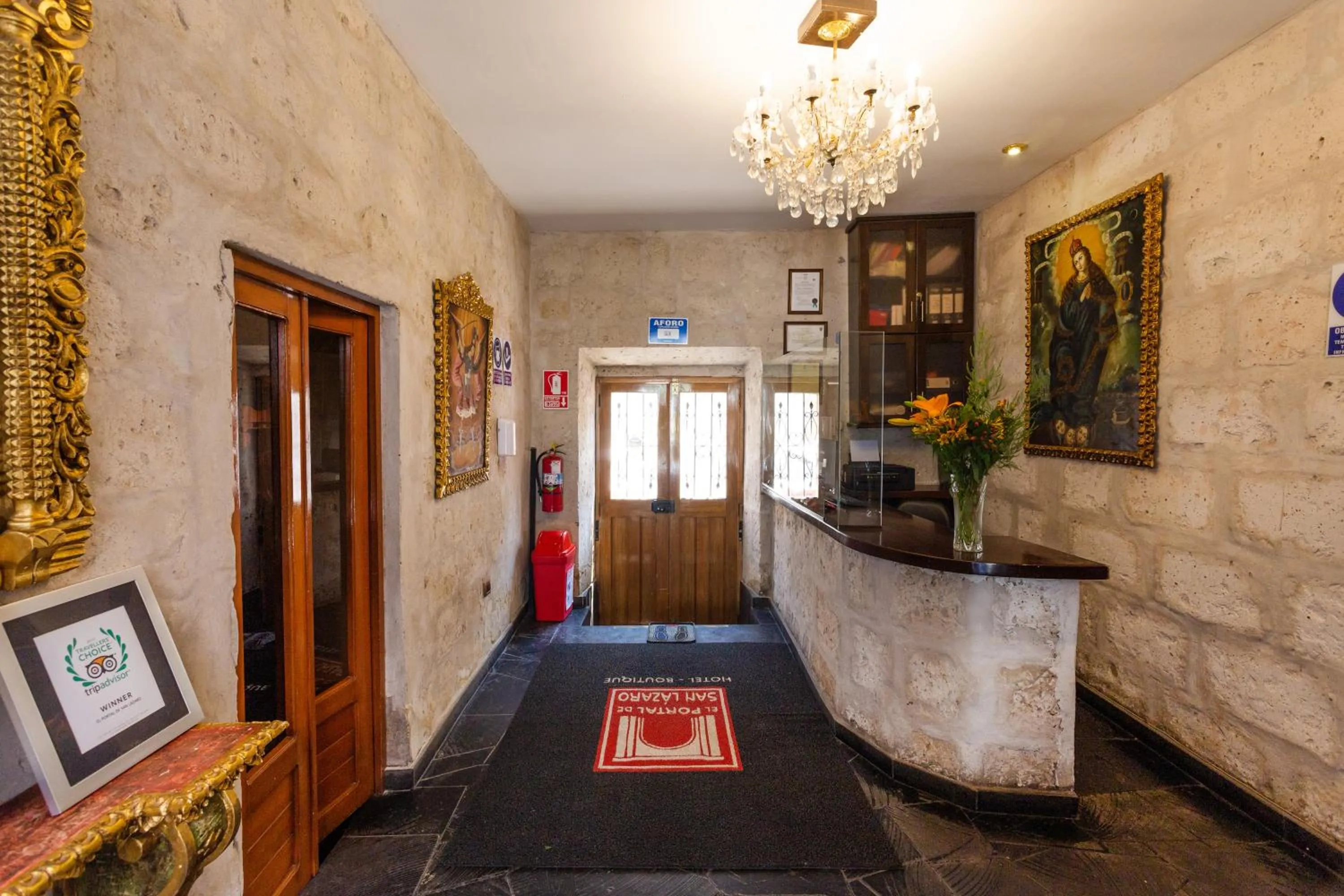 Lobby or reception in El Portal De San Lázaro