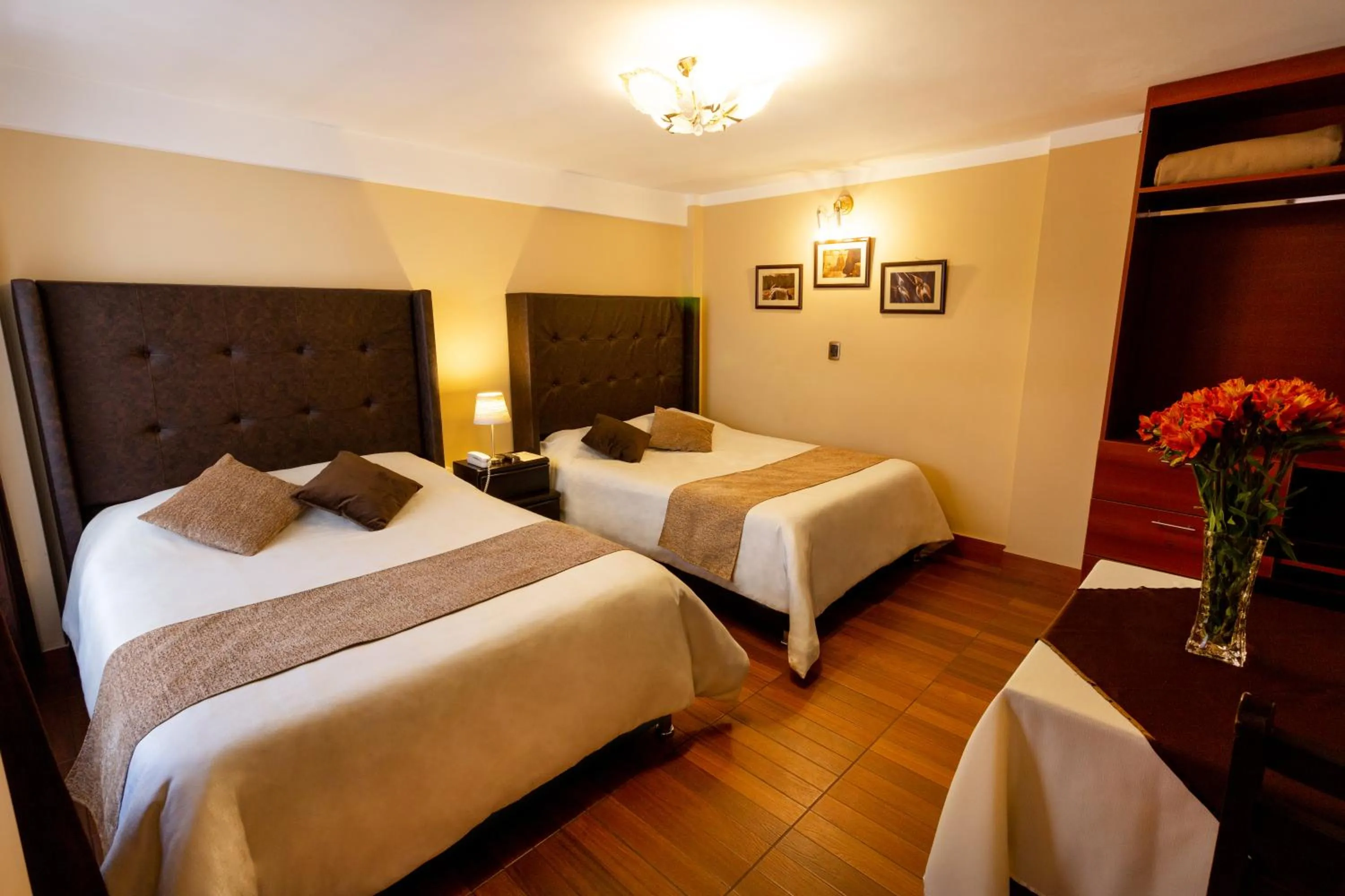 Photo of the whole room, Bed in El Portal De San Lázaro