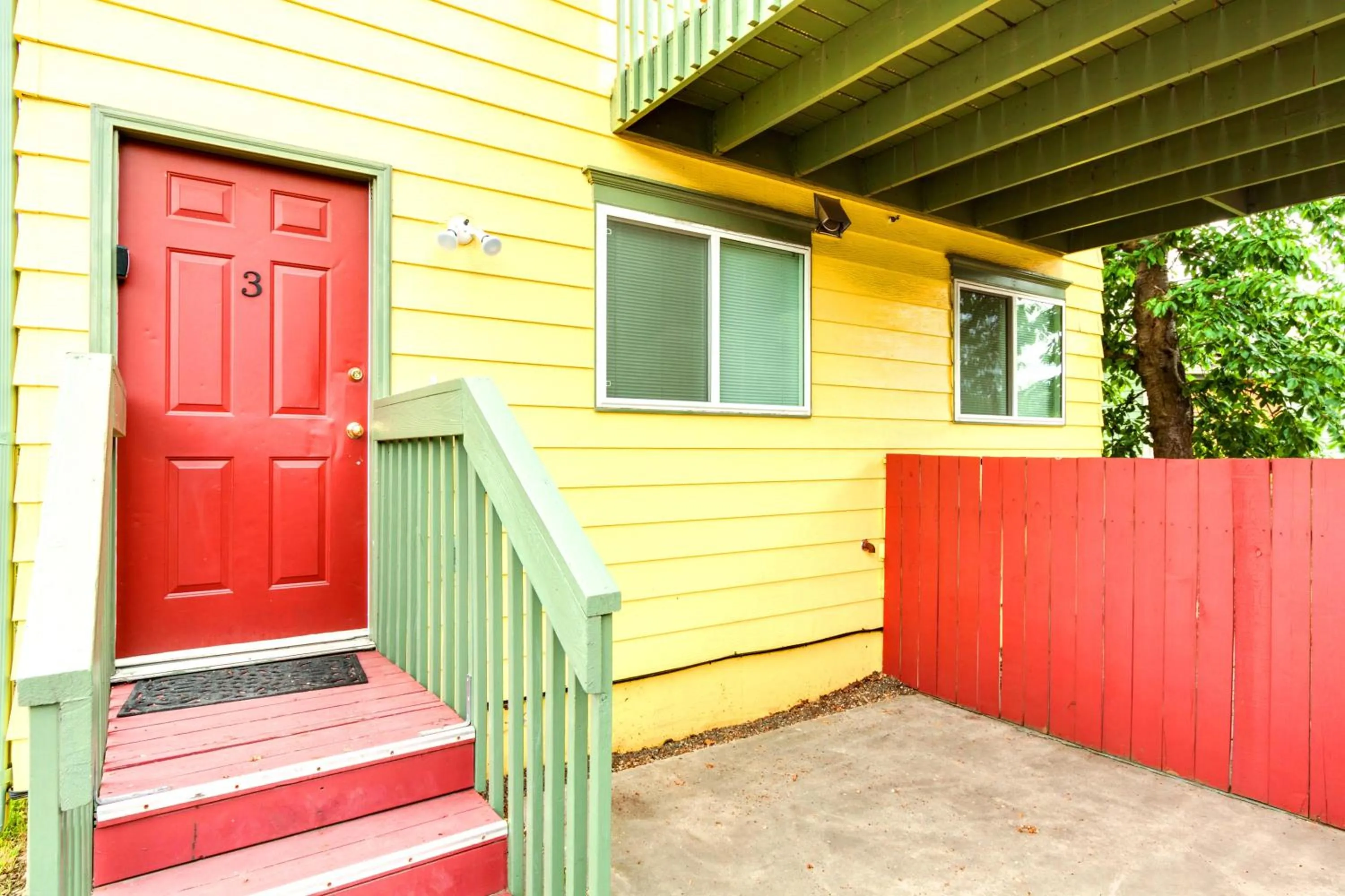 Facade/entrance in Maple Leaf Manor Suites