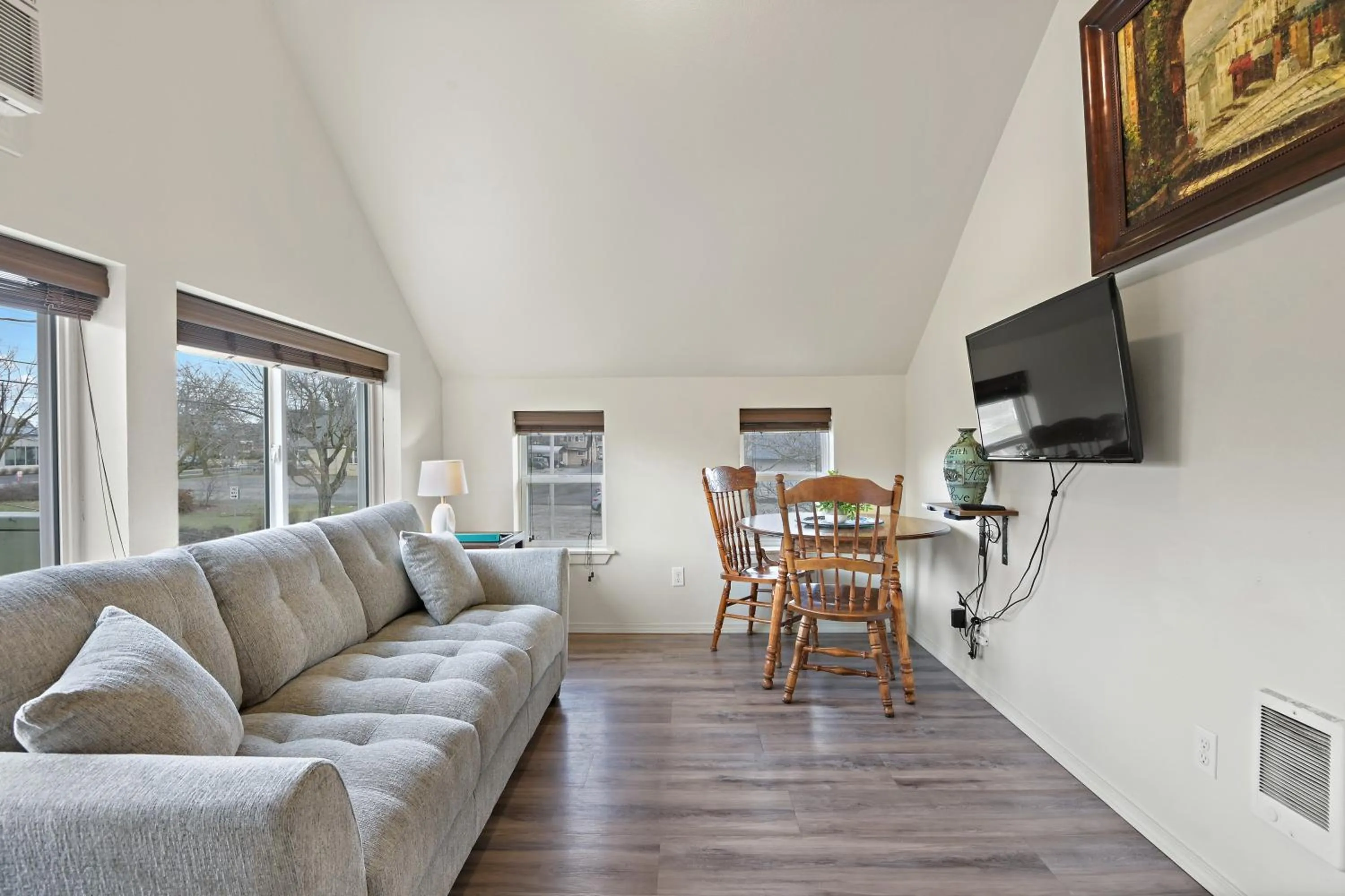 Living room in Maple Leaf Manor Suites