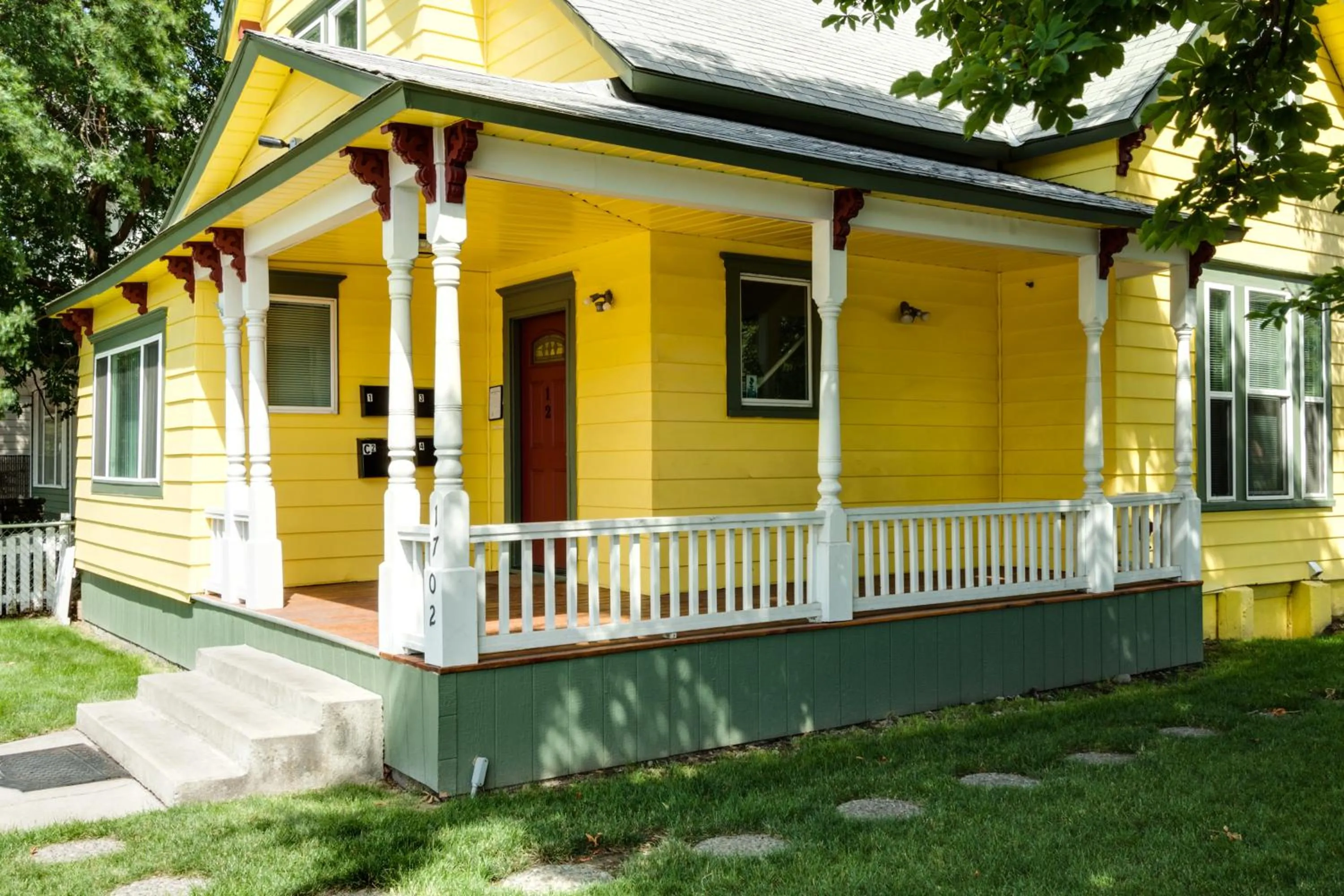 Facade/entrance in Maple Leaf Manor Suites