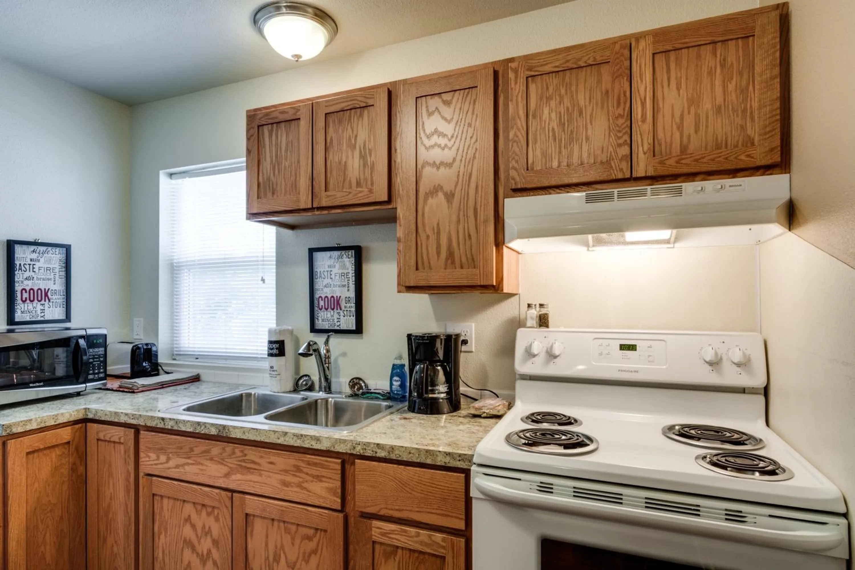 Kitchen or kitchenette in Maple Leaf Manor Suites