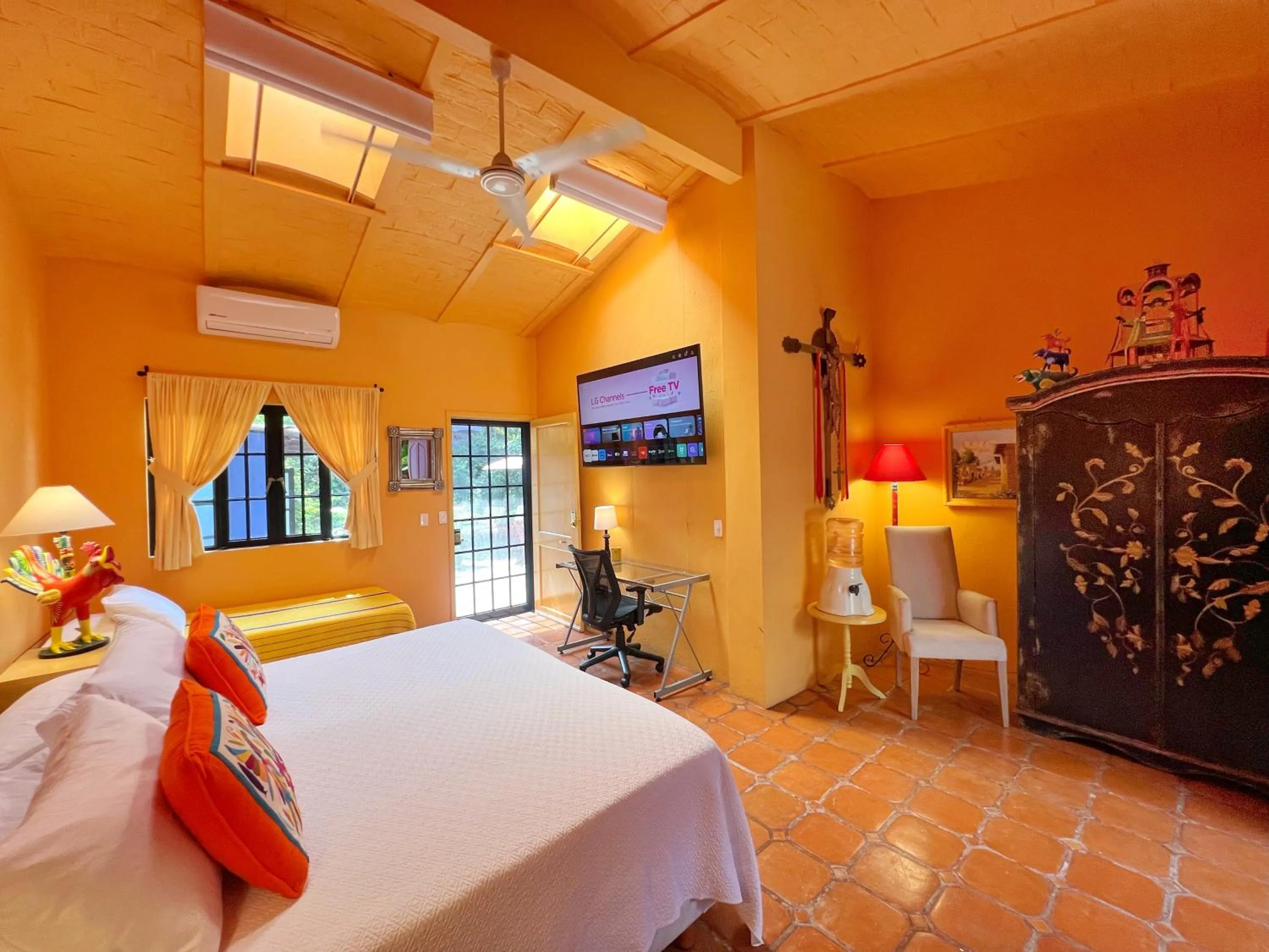 Bed in Estrellita's Bed & Breakfast