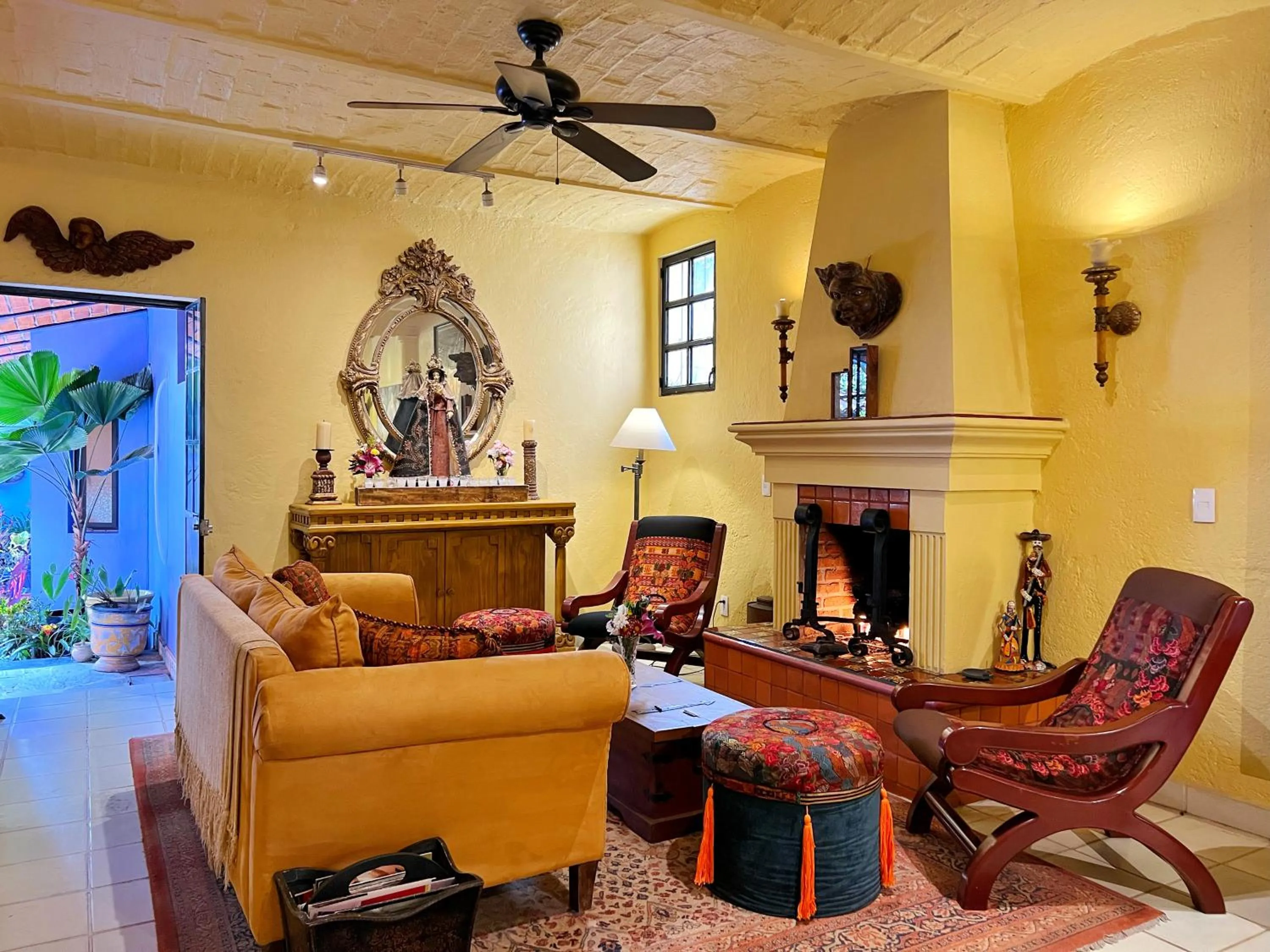 Living room in Estrellita's Bed & Breakfast