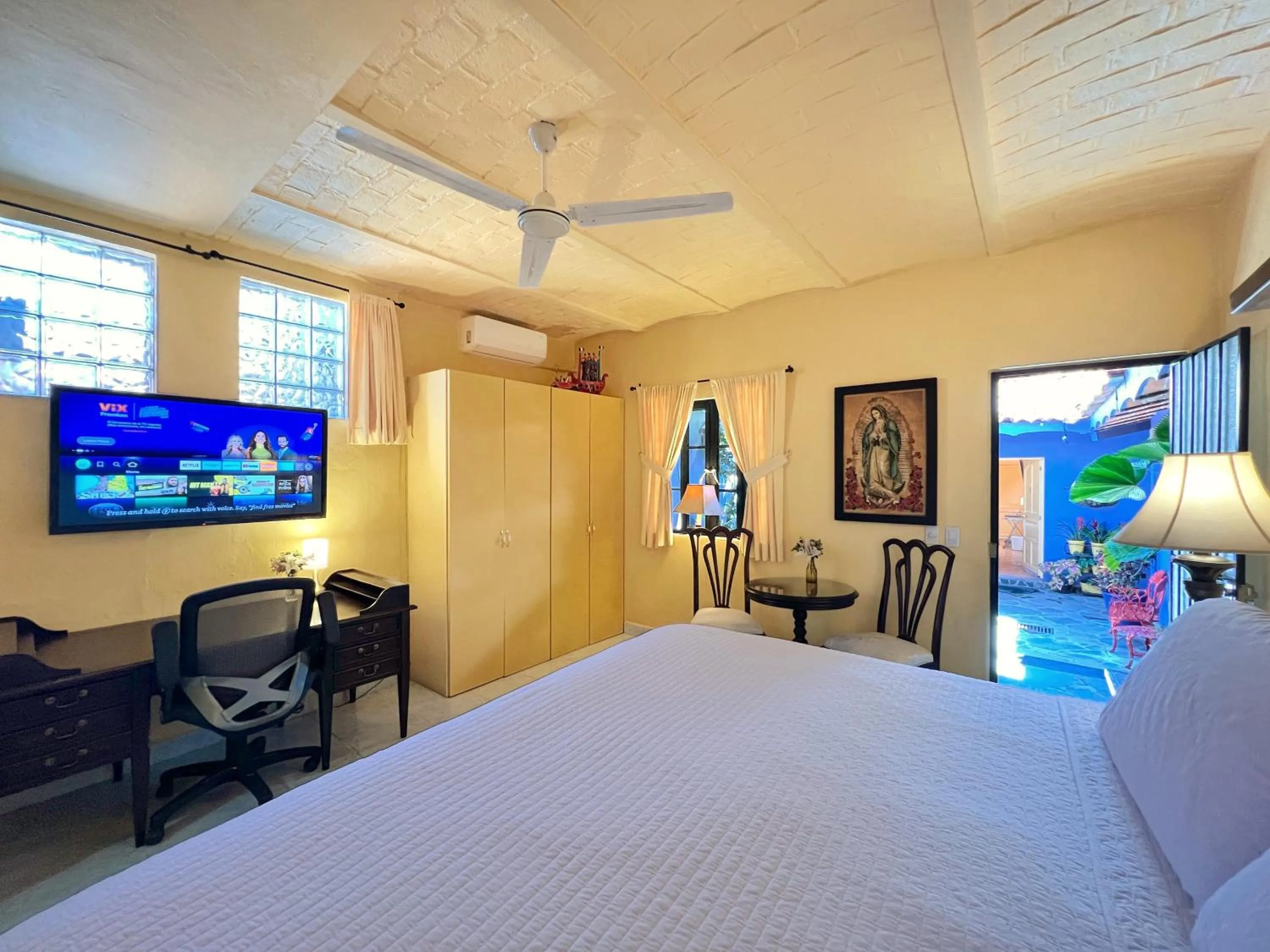 Bed in Estrellita's Bed & Breakfast