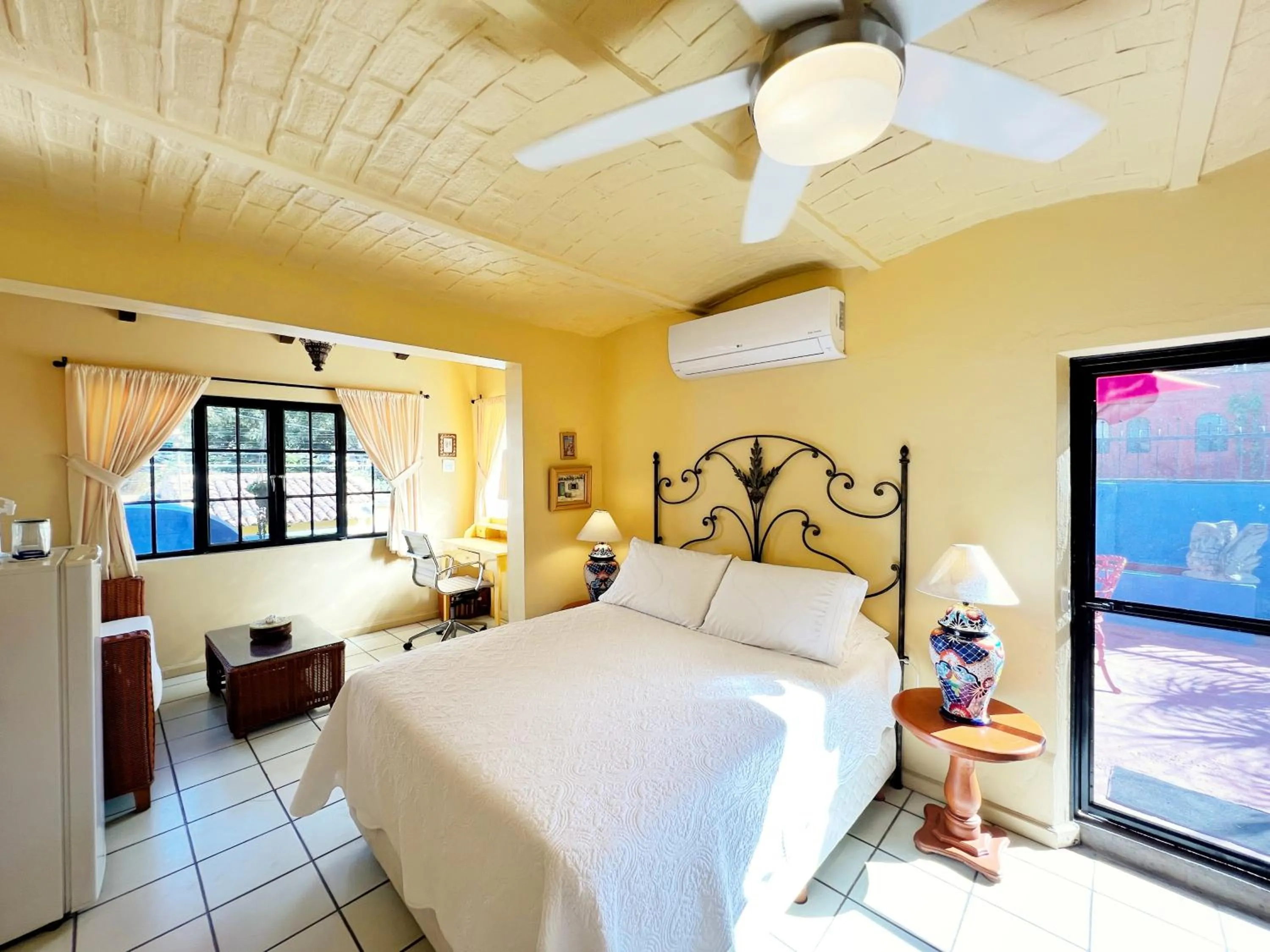 Bed in Estrellita's Bed & Breakfast