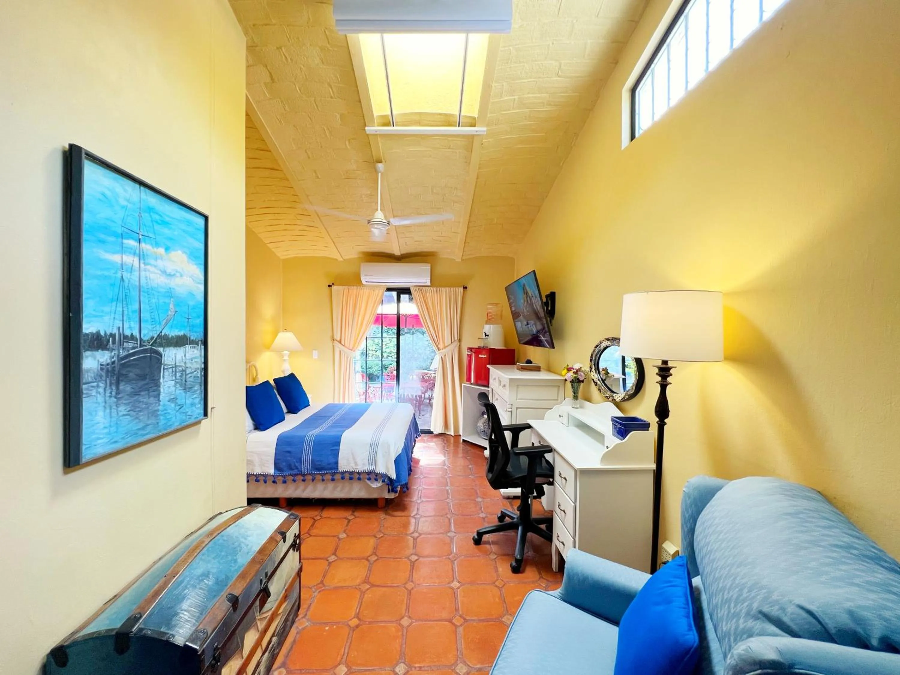 TV and multimedia in Estrellita's Bed & Breakfast