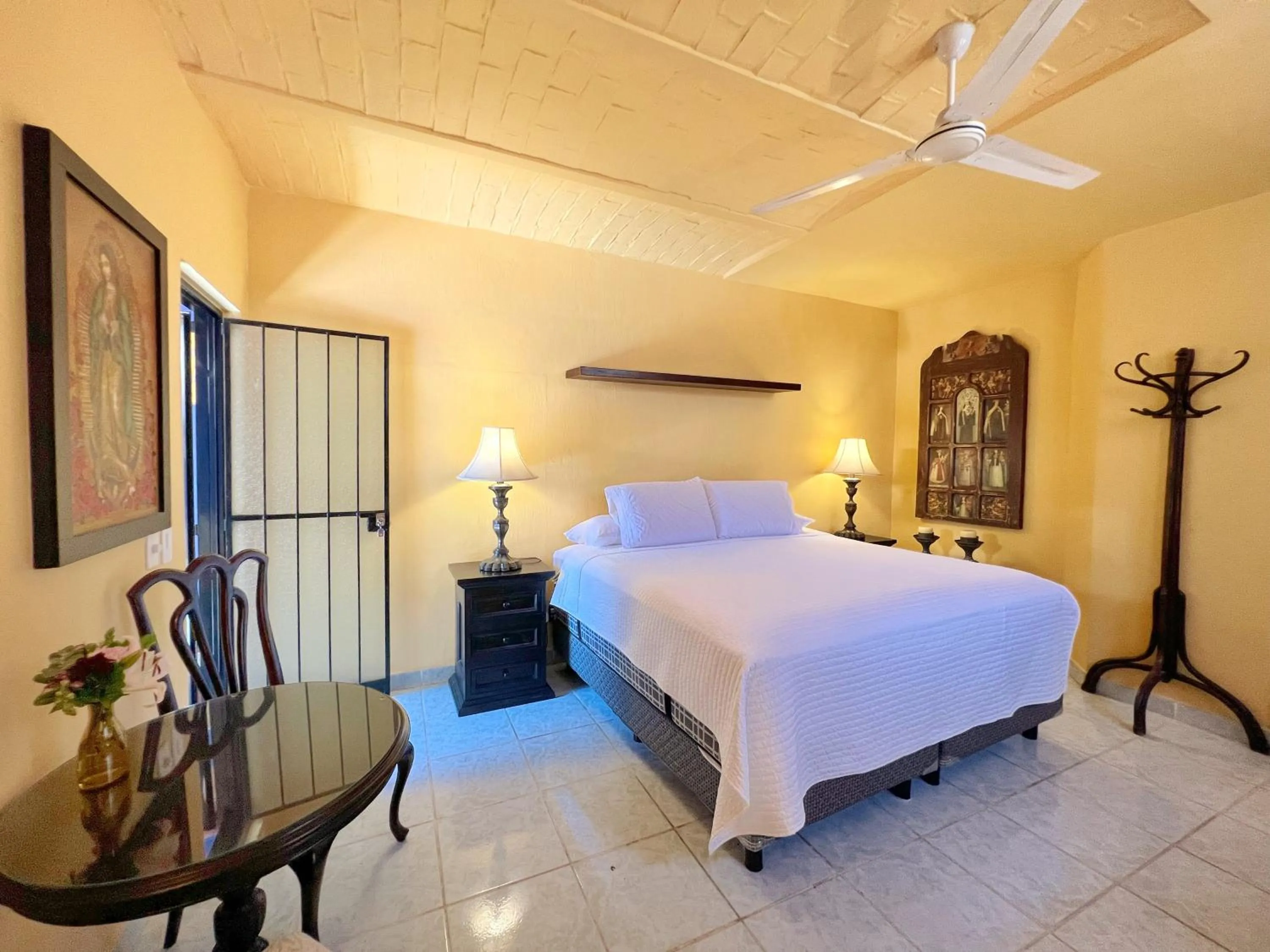 Bed in Estrellita's Bed & Breakfast