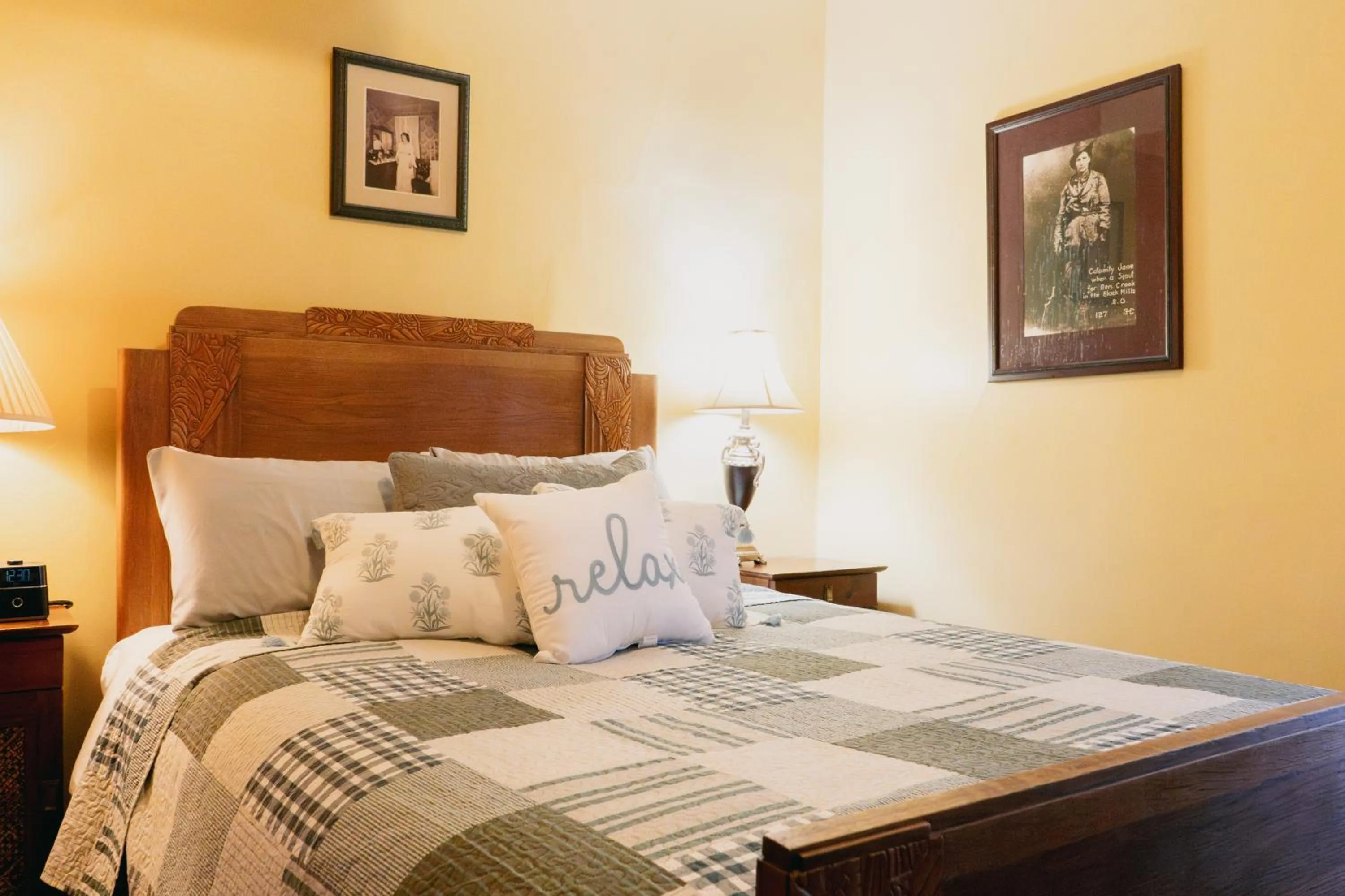 Bed in First Deadwood Cottages