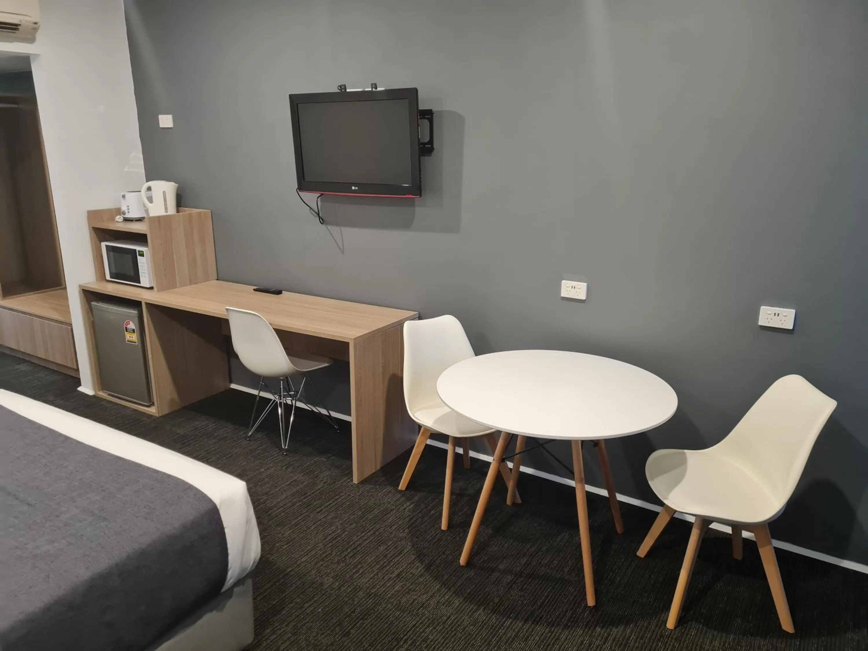 Seating area in John Hunter Motel Muswellbrook