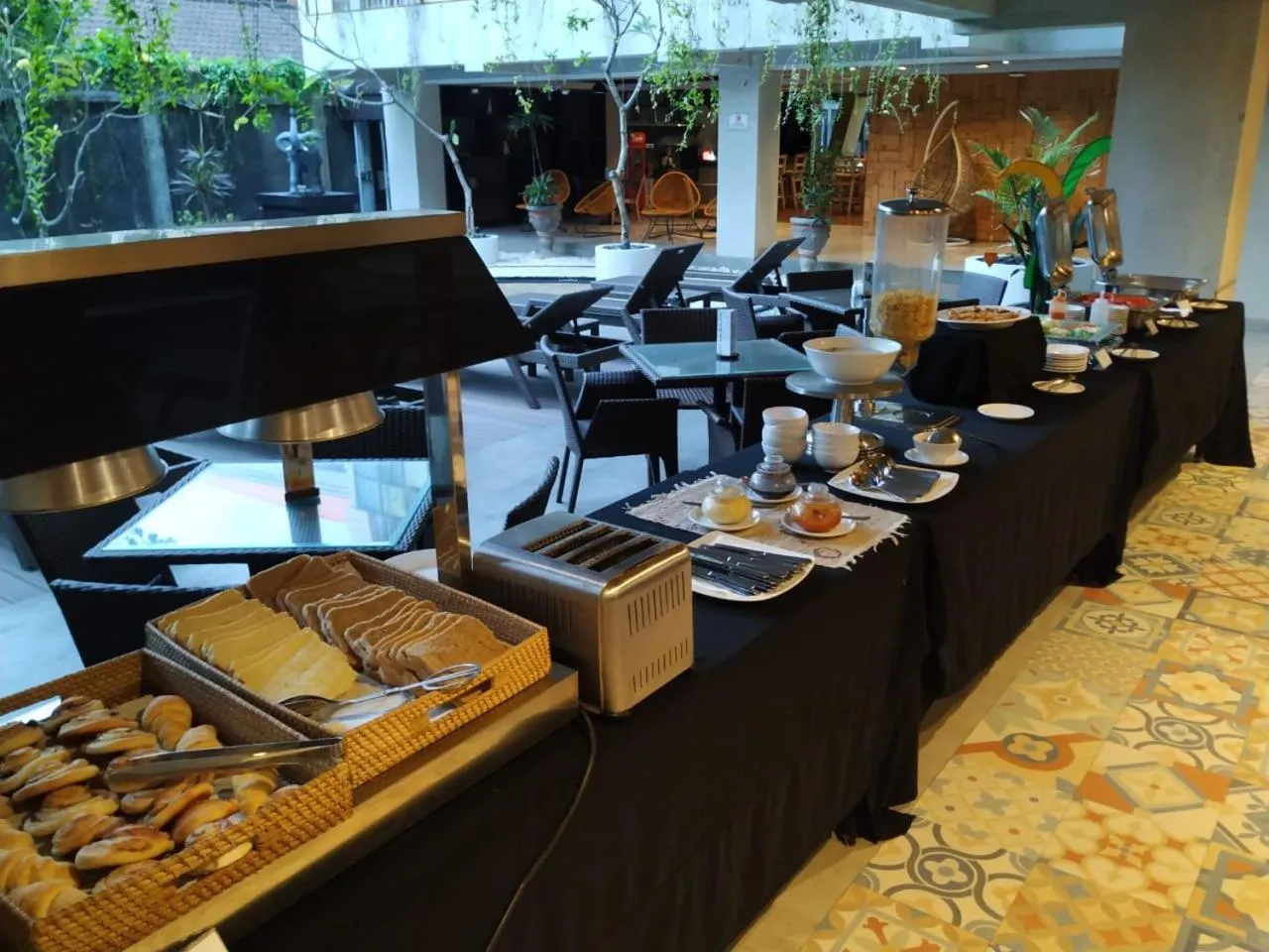 Restaurant/places to eat in Serela Legian by KAGUM Hotels