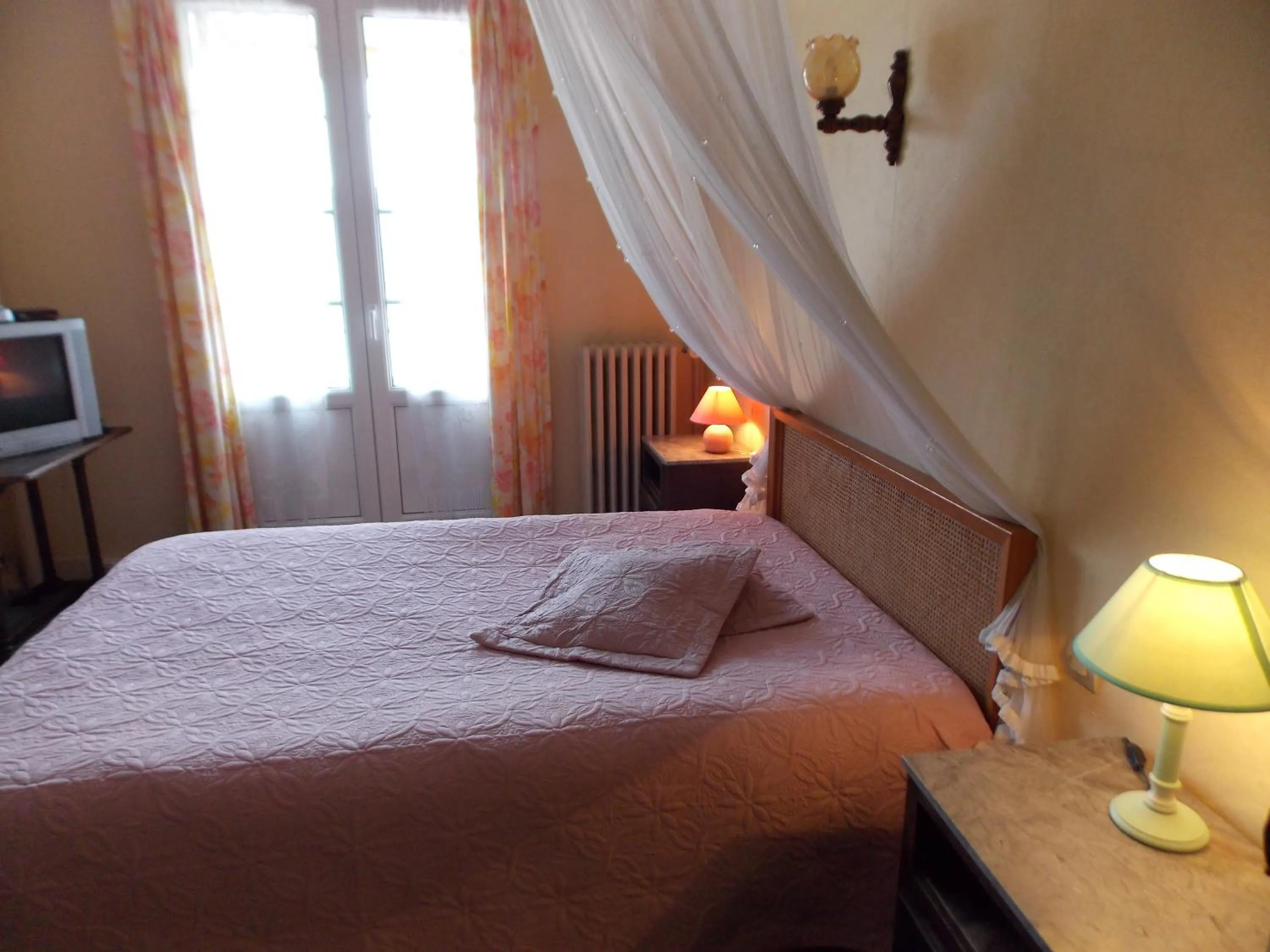 Photo of the whole room, Bed in Le Soleil D'or