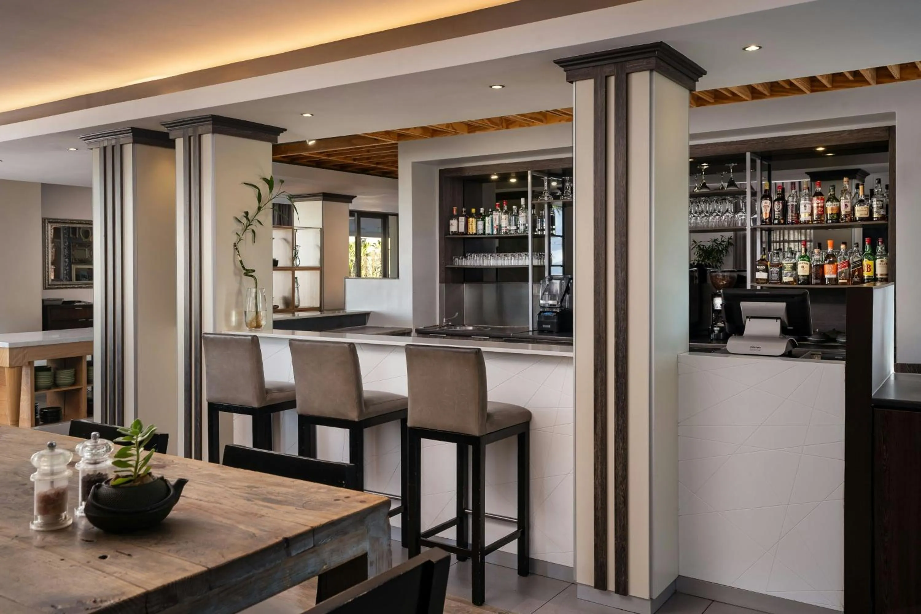 Lounge or bar in Protea Hotel by Marriott Cape Town Waterfront Breakwater Lodge