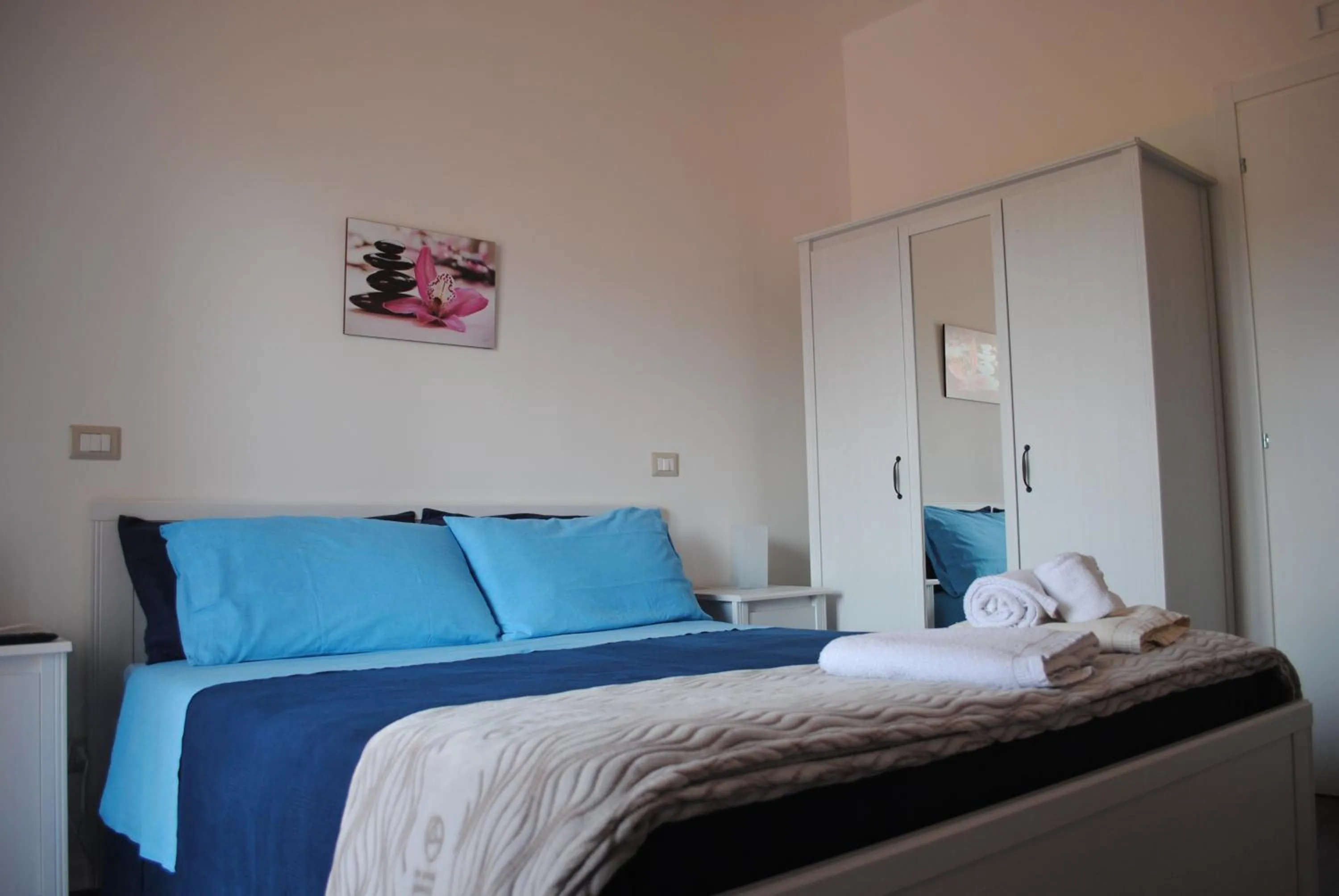 Photo of the whole room, Bed in Annavi