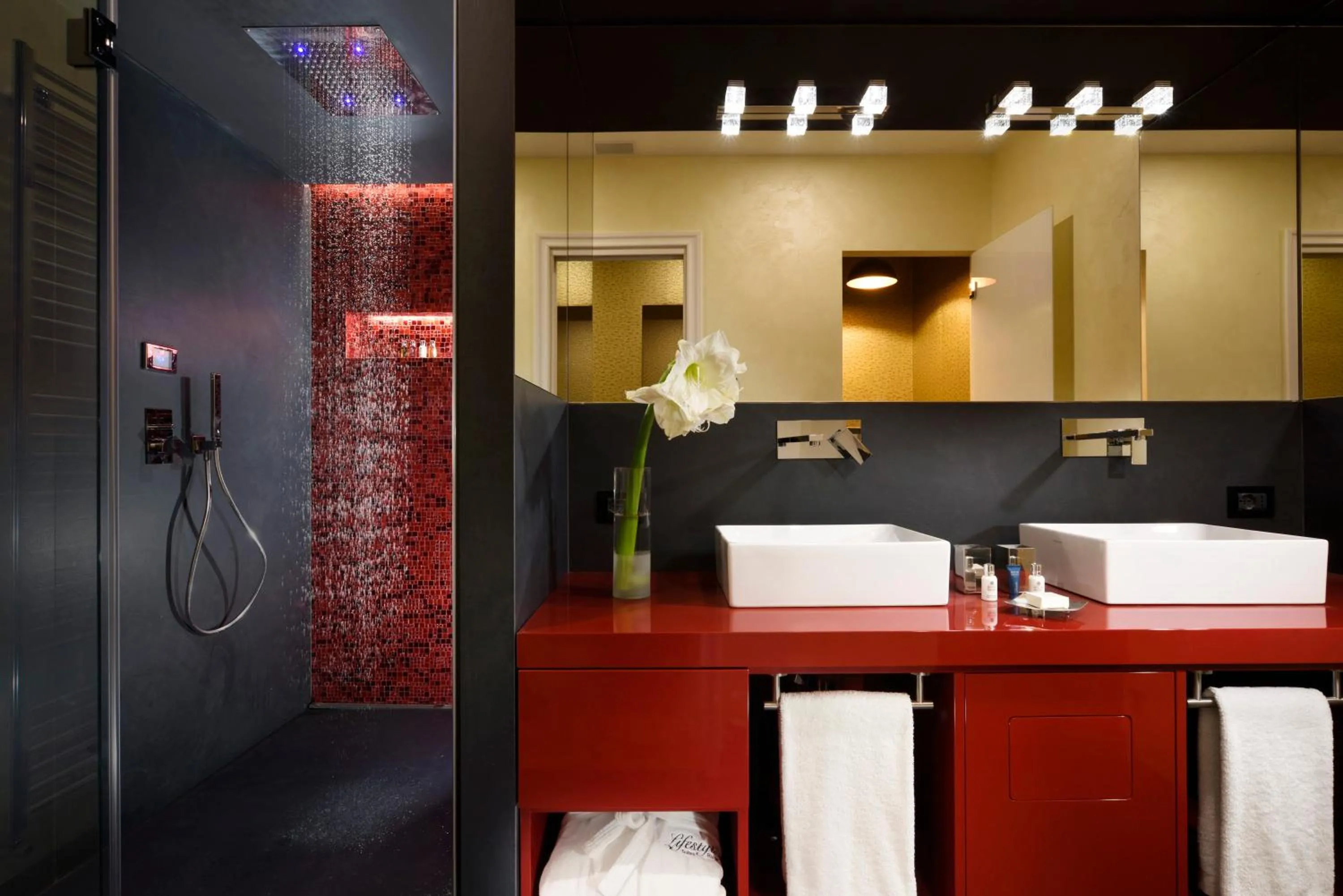 Shower in Lifestyle Suites Rome