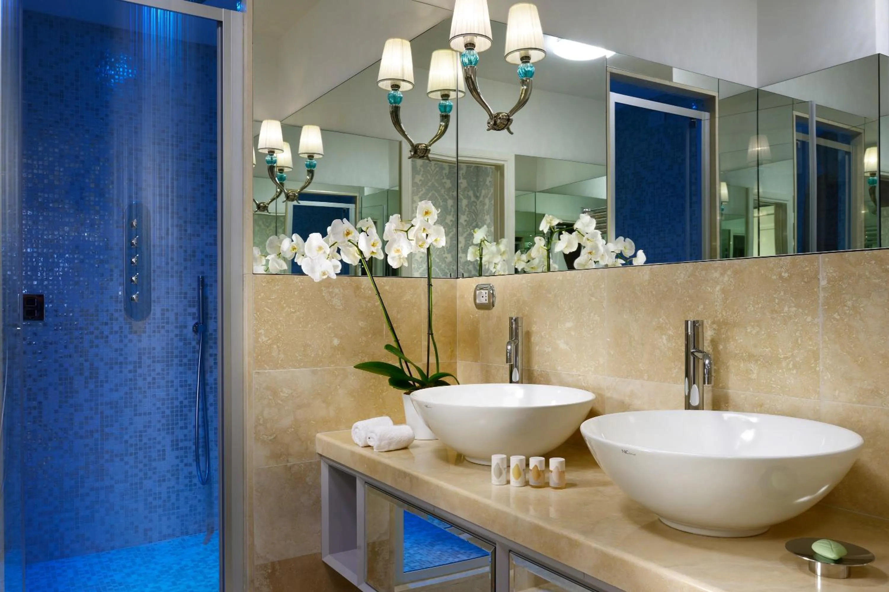 Shower in Lifestyle Suites Rome