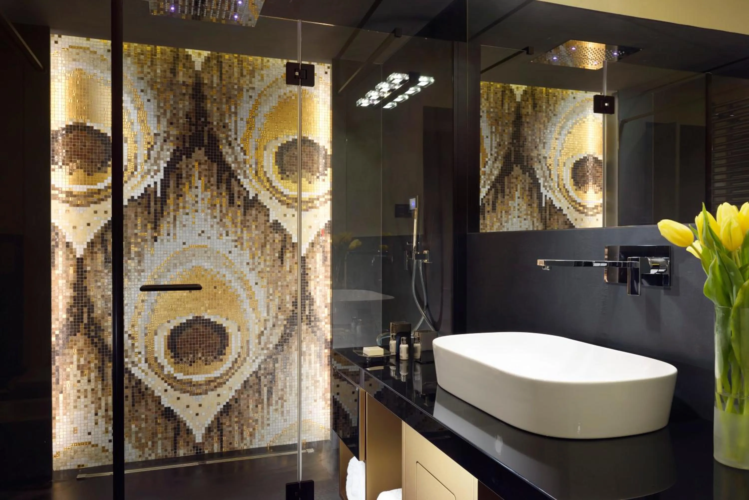 Shower in Lifestyle Suites Rome