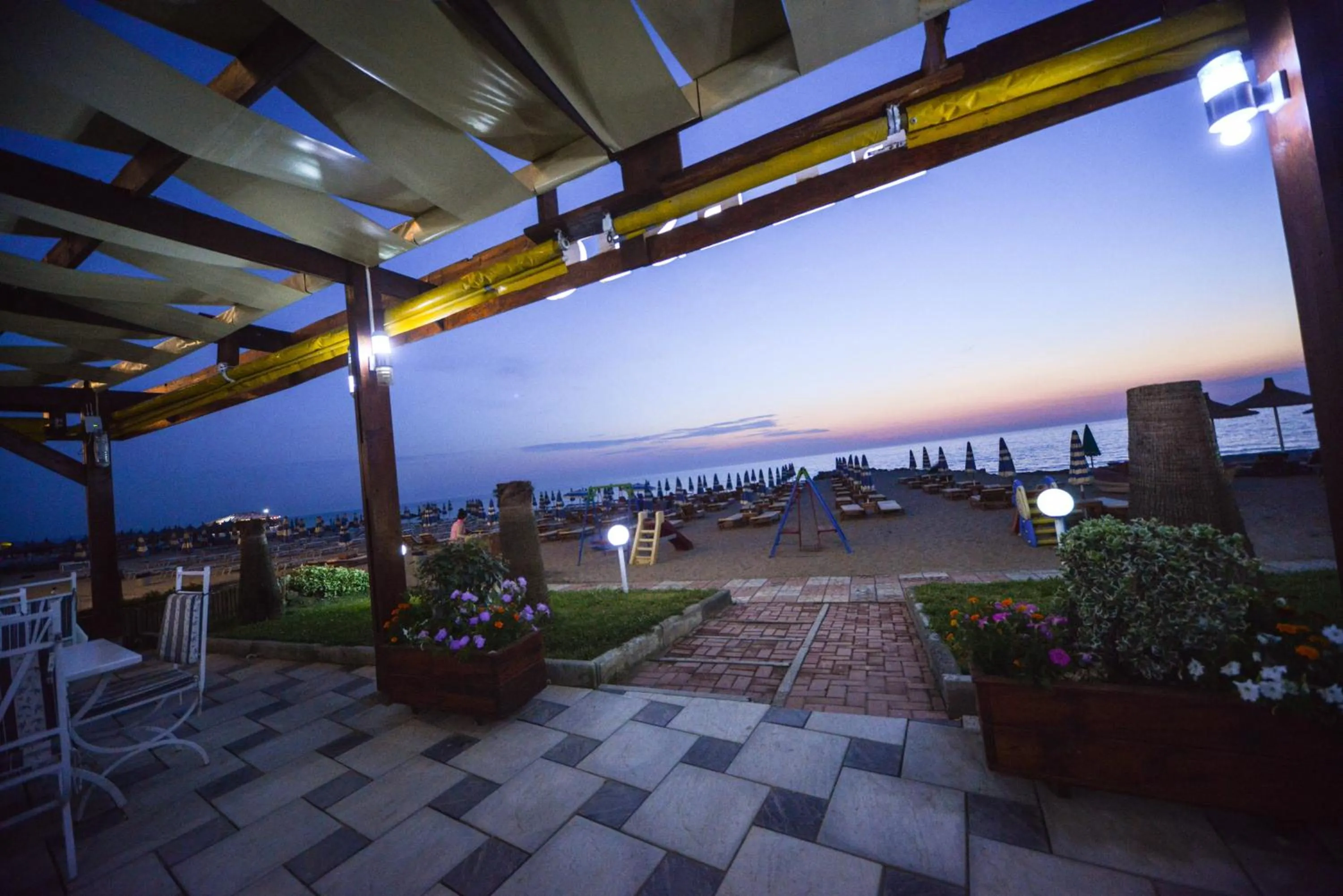 Restaurant/places to eat in Hotel Elesio